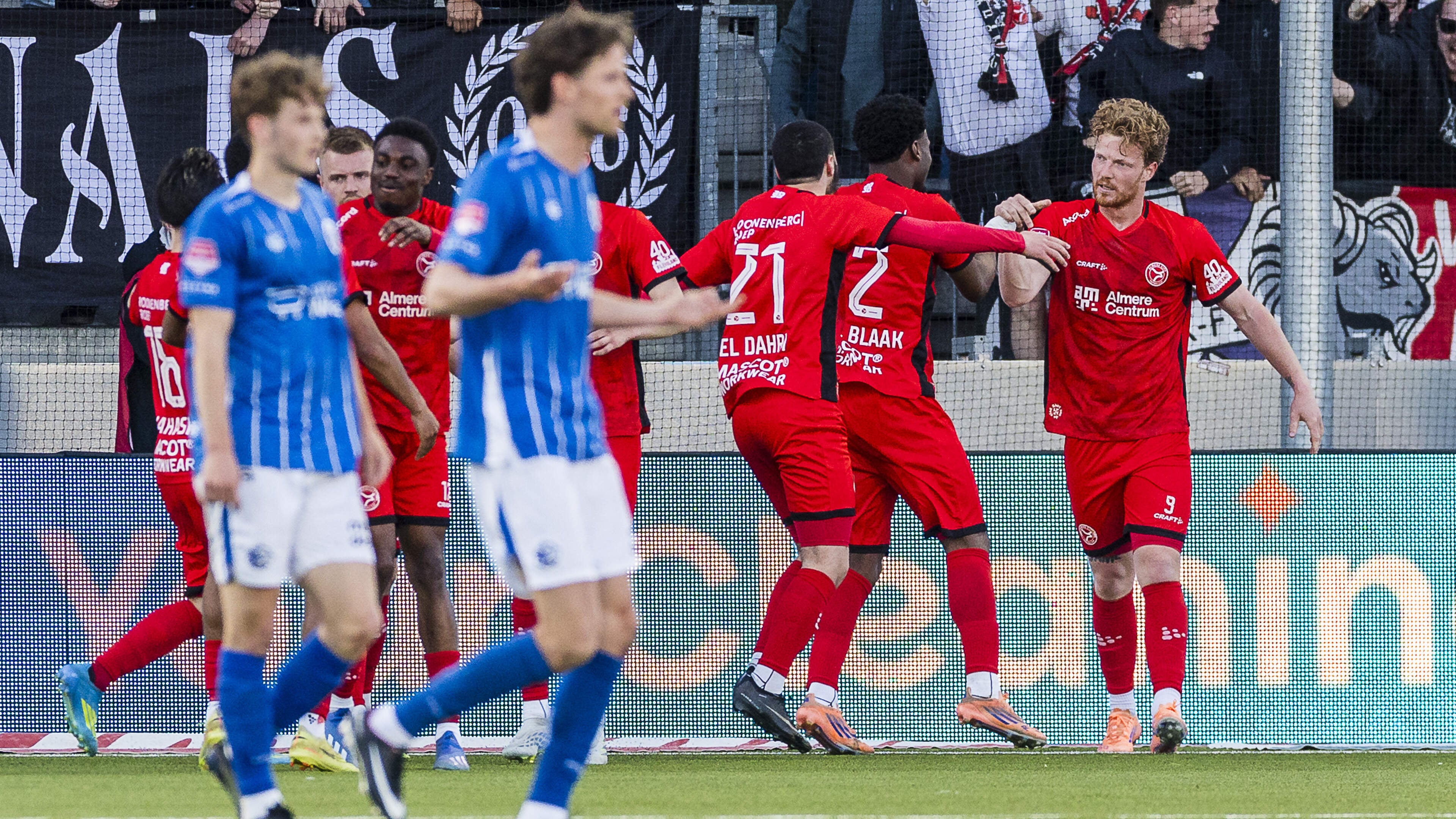 Almere City draait het in enerverend duel na rust helemaal om in Den Bosch en doet goede zaken in strijd om promotie naar Eredivisie