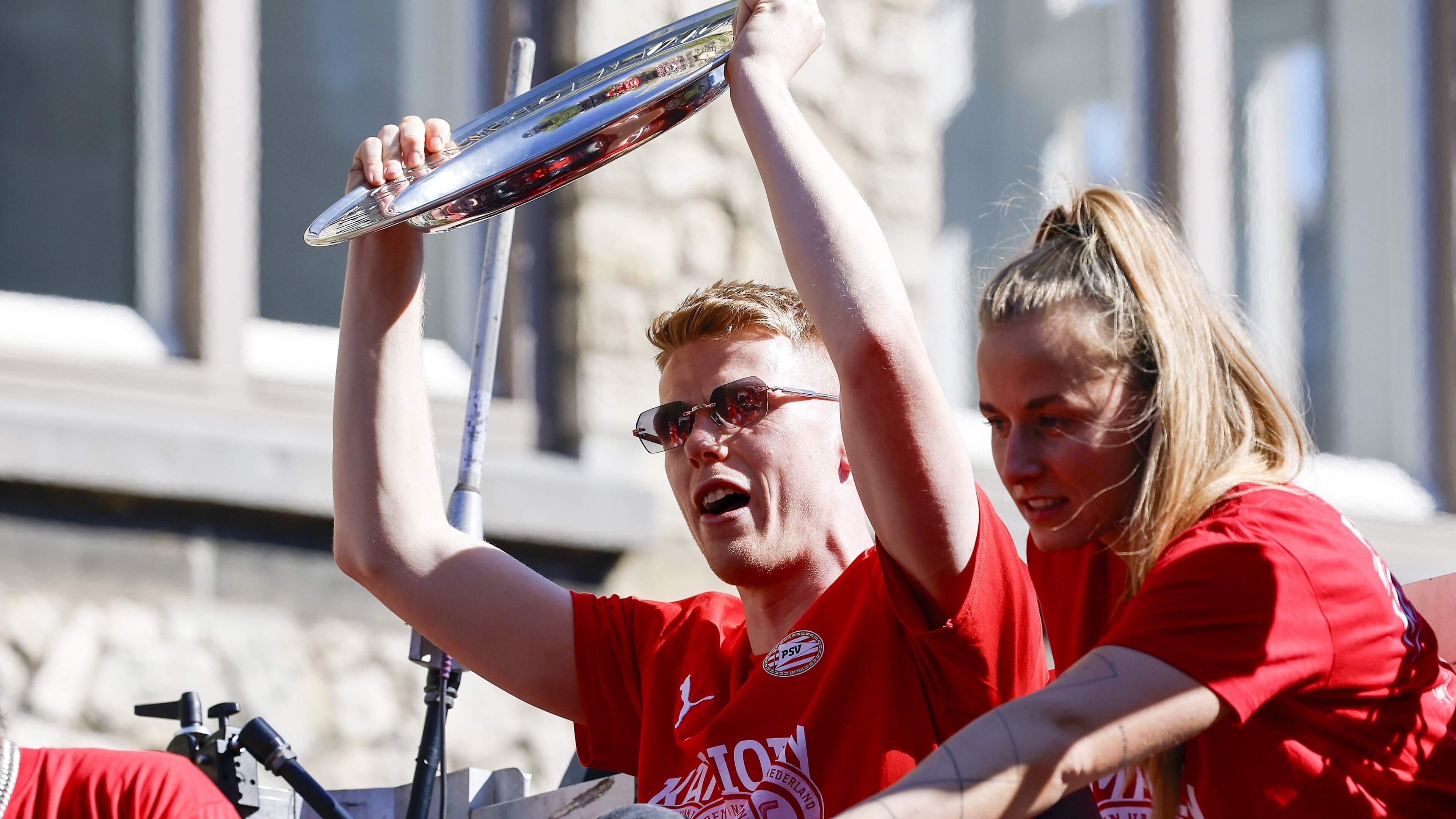 LIVE: PSV-spelers op podium voor uitzinnig afgeladen Stadhuisplein