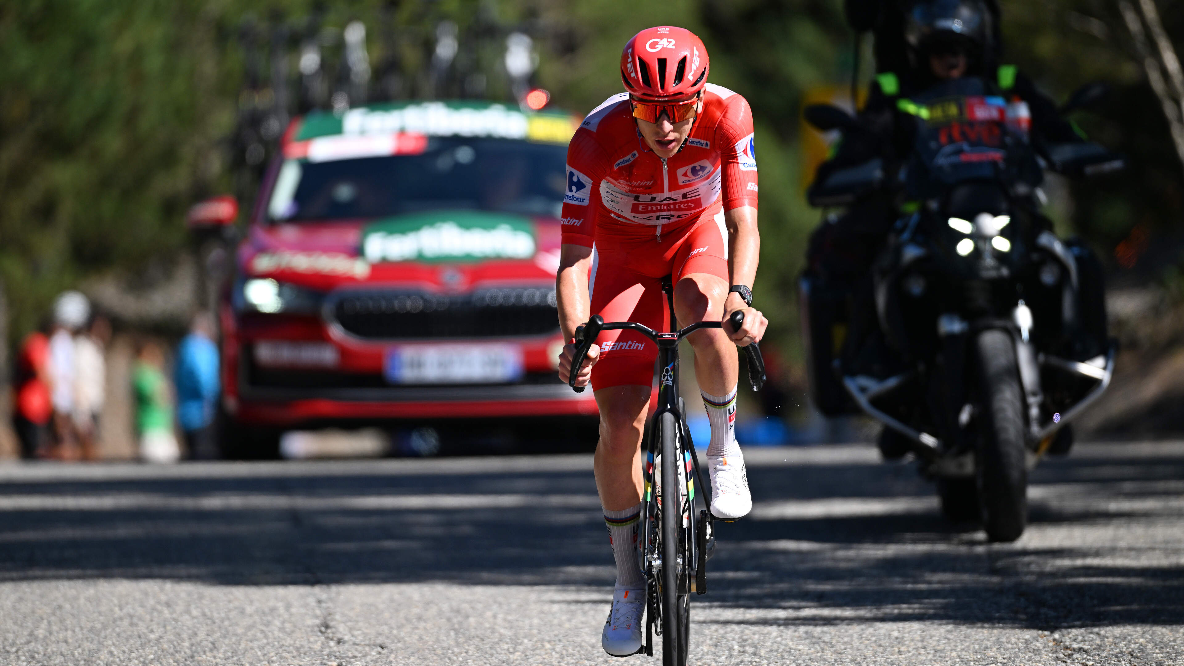 LIVE Vuelta | Tadej Pogacar heeft na verwoestende versnelling minuten voorsprong op concurrentie