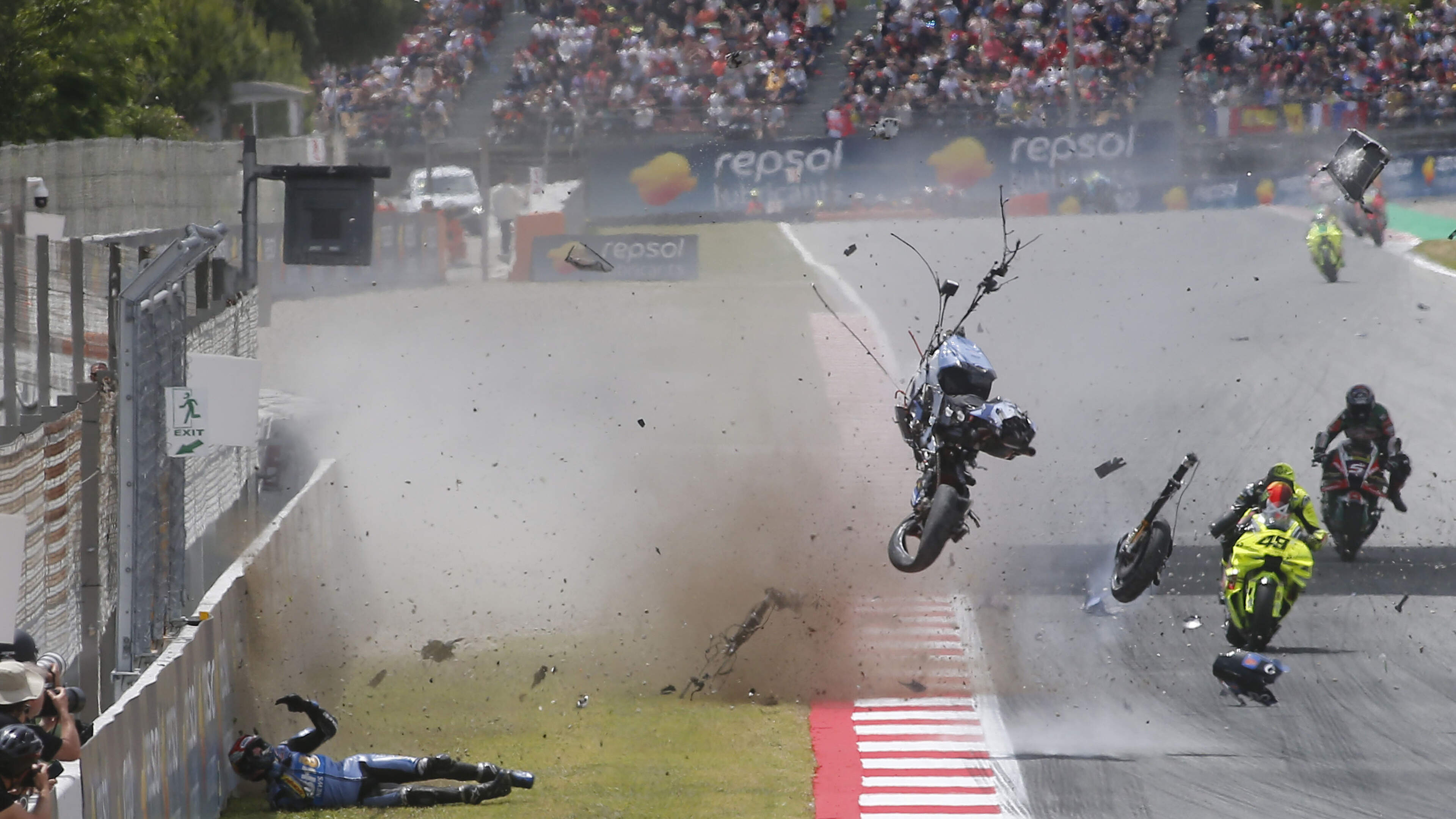 Coureur in de lucht geslingerd en een motor die goed is voor de stort: MotoGP opgeschrikt door twee horrorcrashes in Catalonië