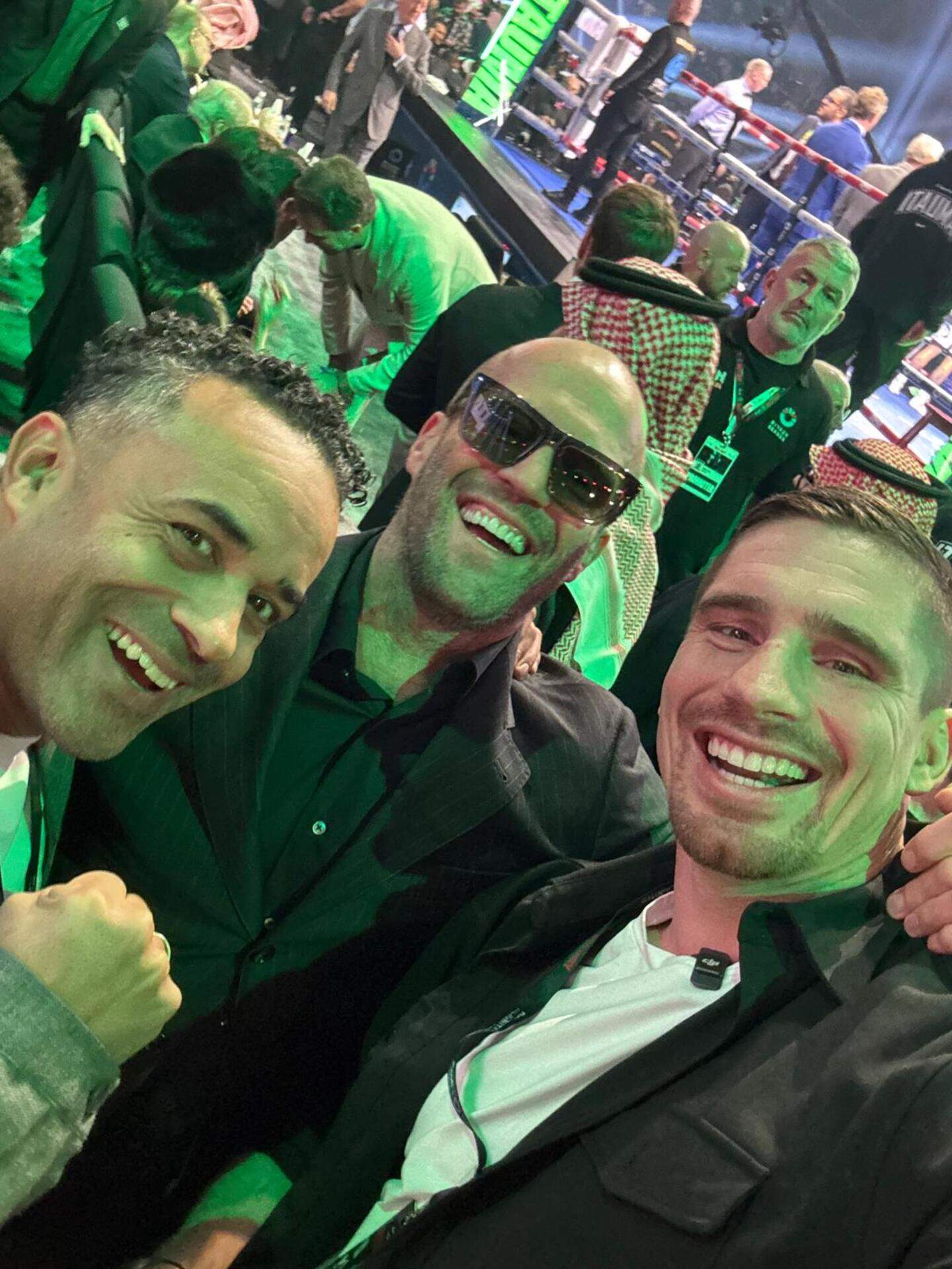 Rico Verhoeven met manager Karim Erja (l.) bij zijn laatste bezoek aan Saoedi-Arabië. In hun midden de Engelse acteur Jason Statham. Foto genomen rond het gevcht tussen Tyson Fury en Oleksanr Usyk.