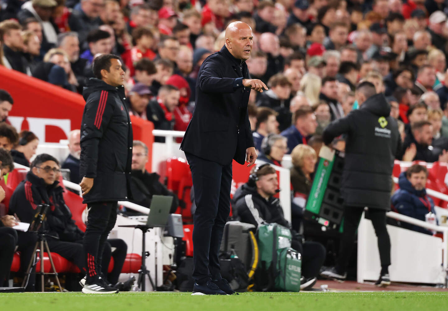 Arne Slot geeft aanwijzingen. Liverpool bleef ook dinsdagavond ongeslagen. 