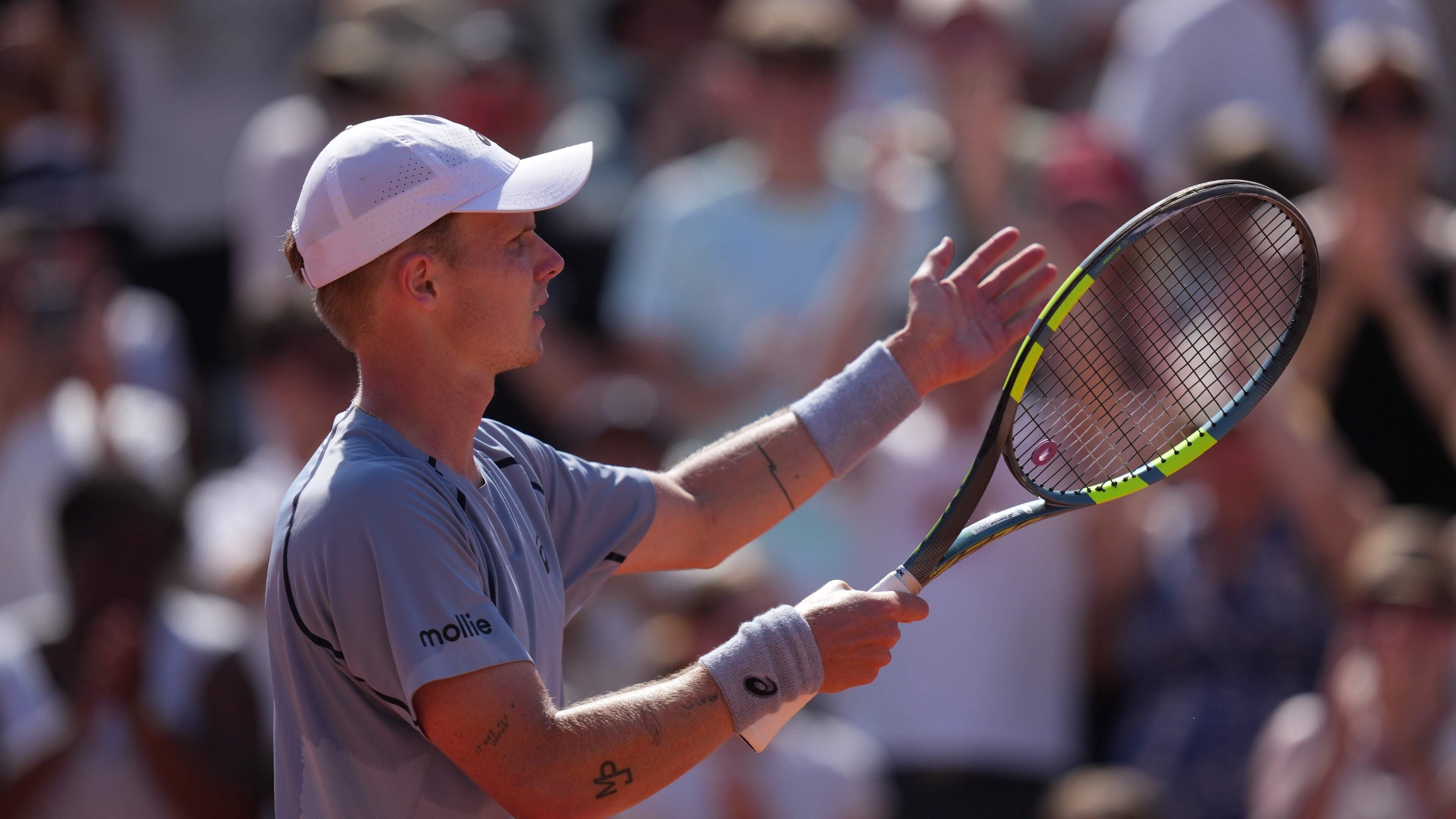 Jesper de Jong kent zijn plek op Roland Garros na zege op afzwaaiende Stan Wawrinka: ’Anders zet je jezelf voor schut’