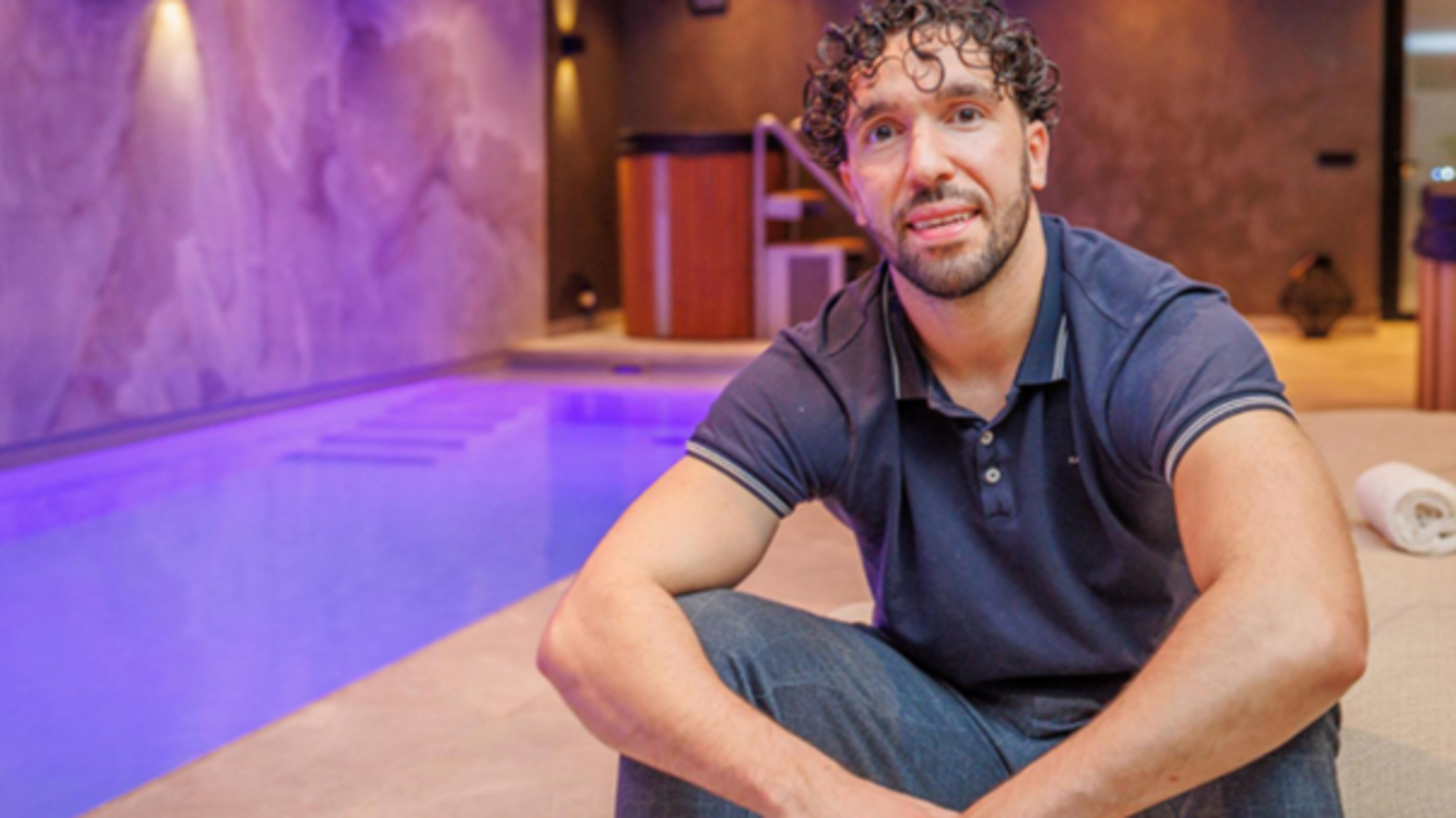 Zwemmen in kelder van oud-prof Mimoun Mahi: ’Door de lessen halen veel kinderen heel jong hun diploma’s’