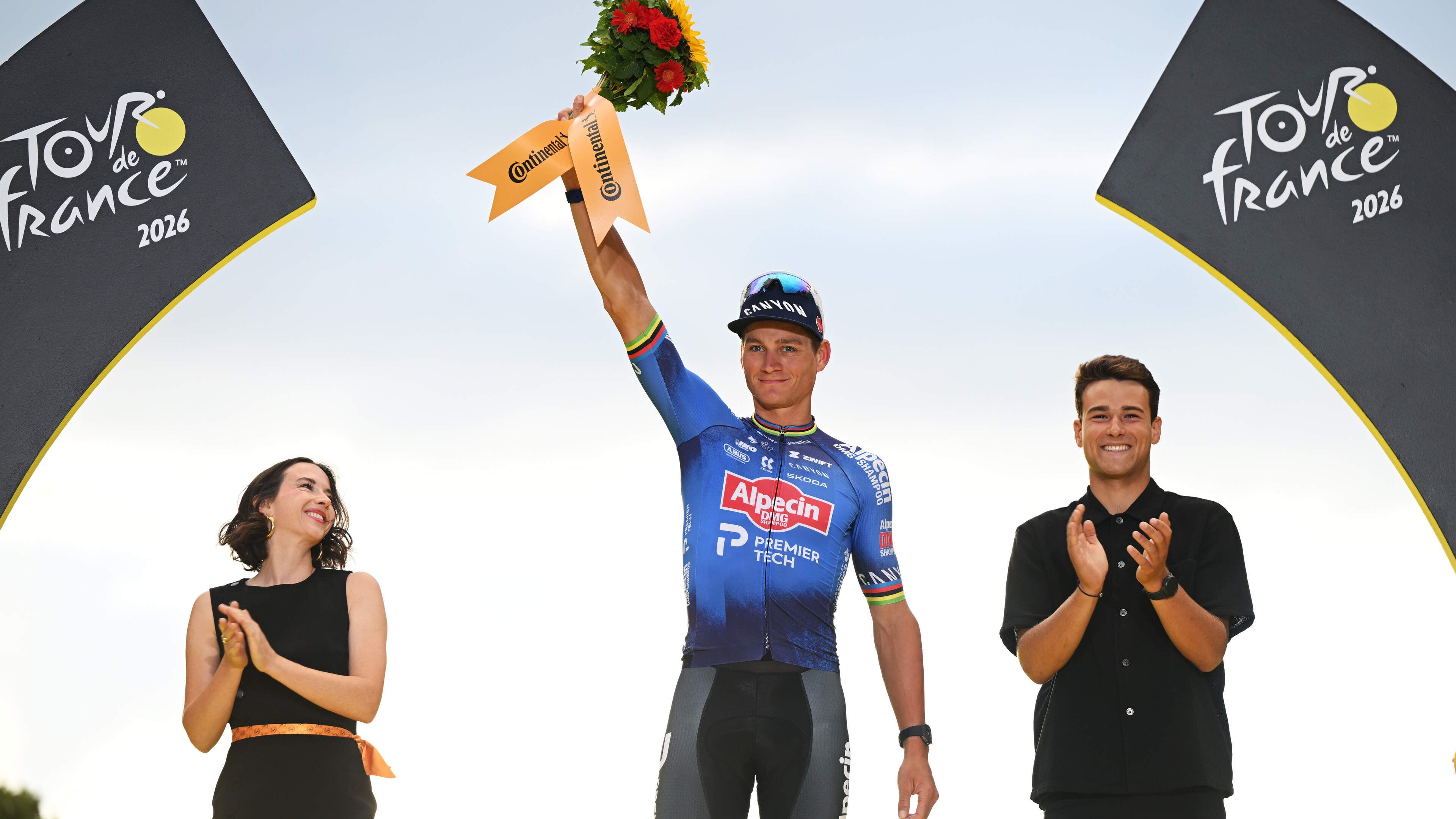 Mathieu van der Poel doet wat vader Adrie 44 jaar eerder niet lukte: ’Mooier dan hier in Parijs is er niet’