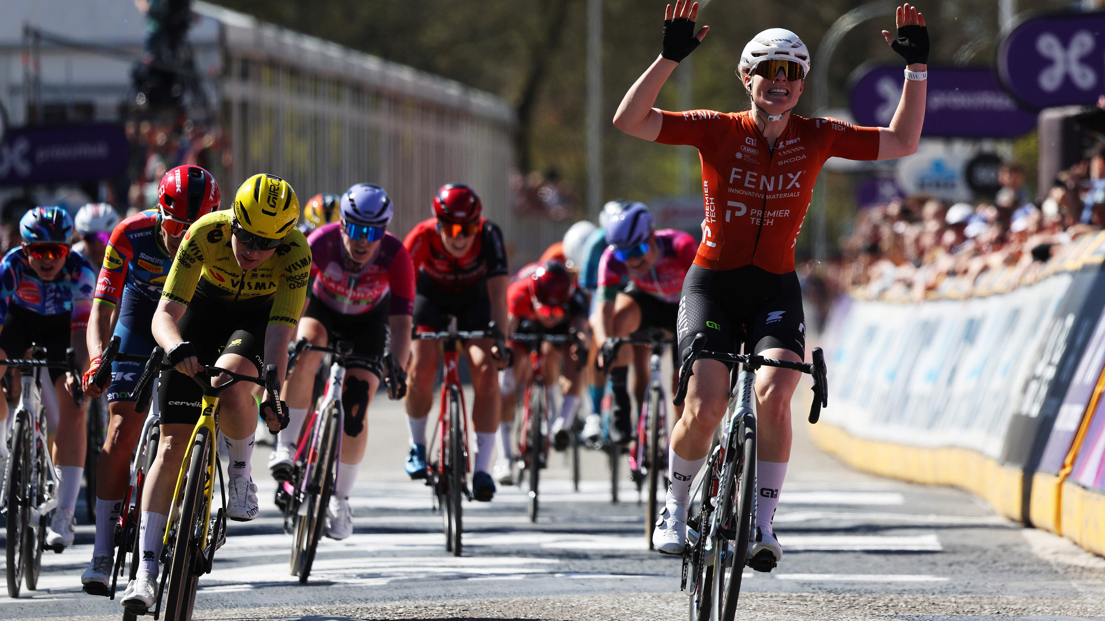 Charlotte Kool sprint naar knappe zege in Scheldeprijs, Tim Merlier wint bij de mannen voor derde keer op rij, Dylan Groenewegen valt