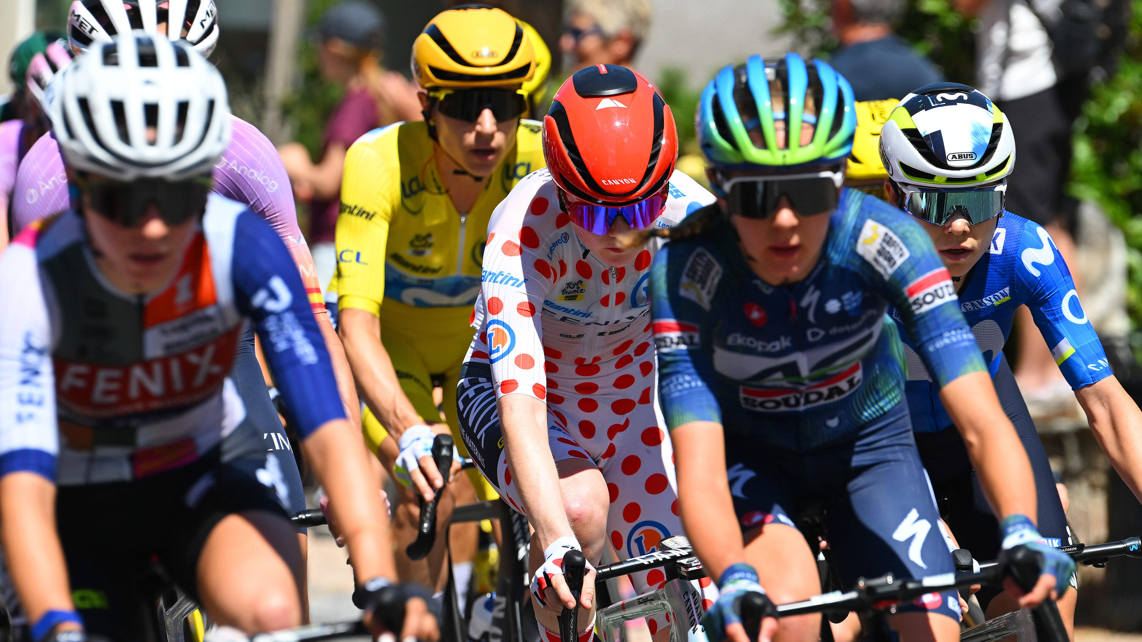LIVE Tour de France Femmes | kopgroepje met Puck Pieterse vooruit, doet Demi Vollering nog aanval op gele trui?