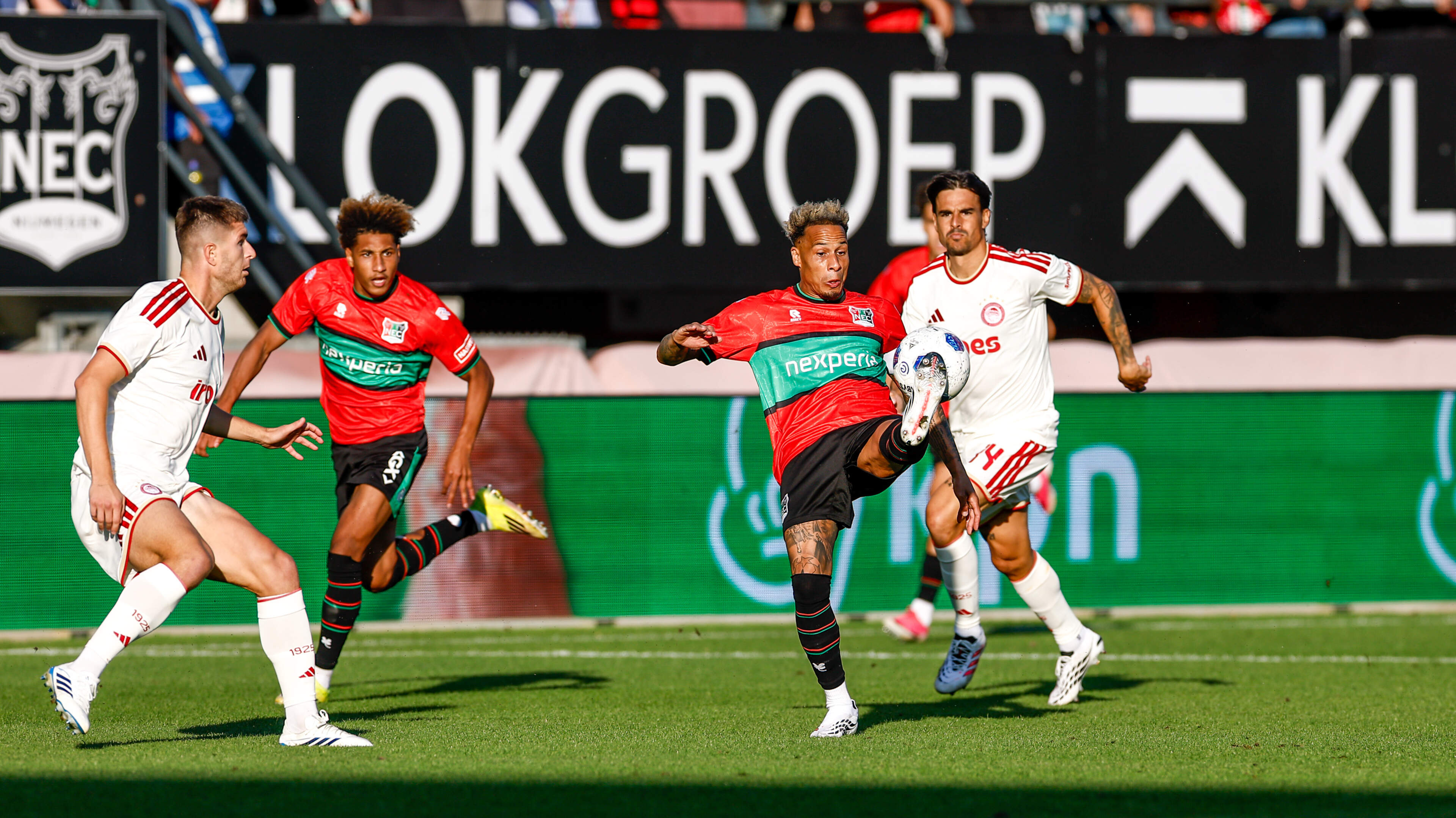 LIVE voorronde Champions League | Chery zet NEC bijna op voorsprong tegen Olympiakos, Schreuder baalt na snelle wissel