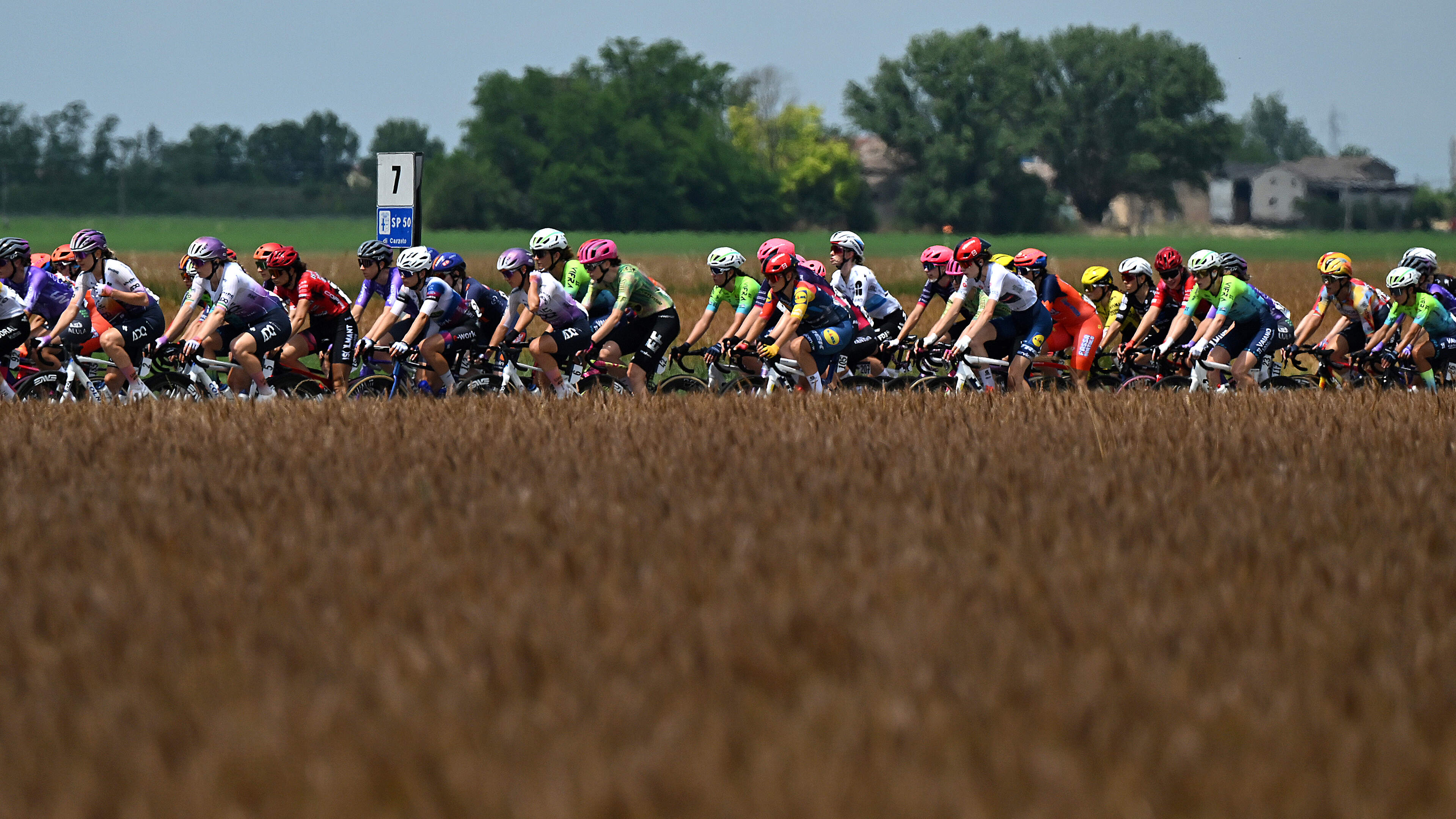 Giro d'Italia: Lucinda Brand moet ritzege aan Célia Gery laten, valpartij Anna van der Breggen