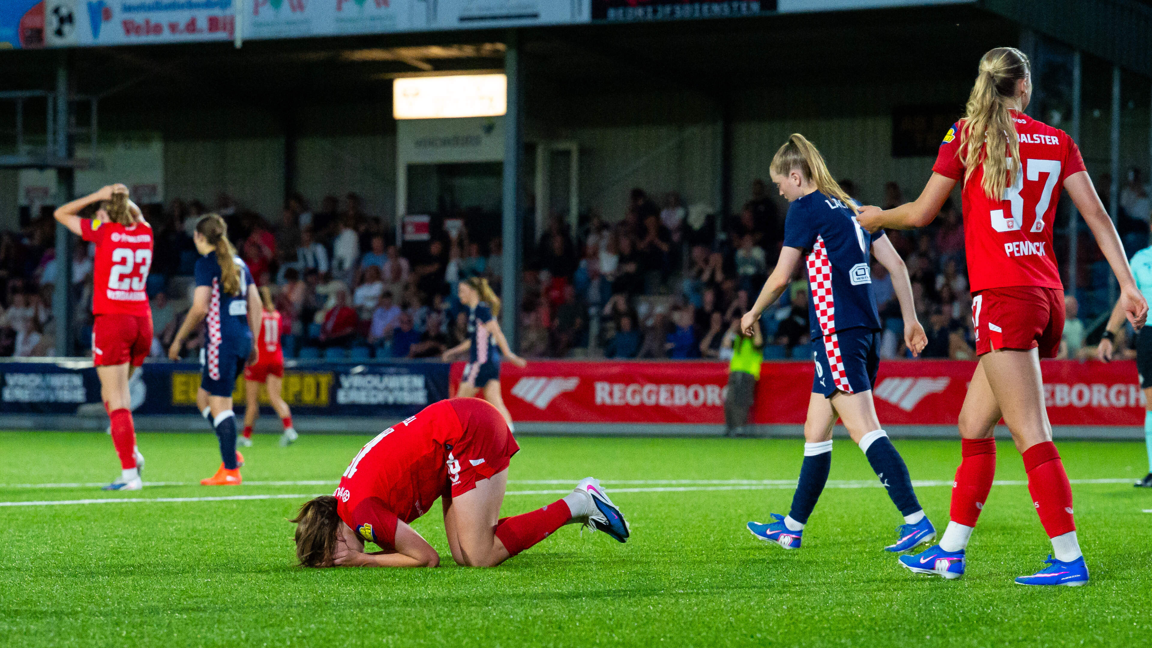 Voetbalsters FC Twente grijpen op dramatische laatste speelronde naast Europees voetbal, HERA United degradeert mede door wereldgoal bij ADO