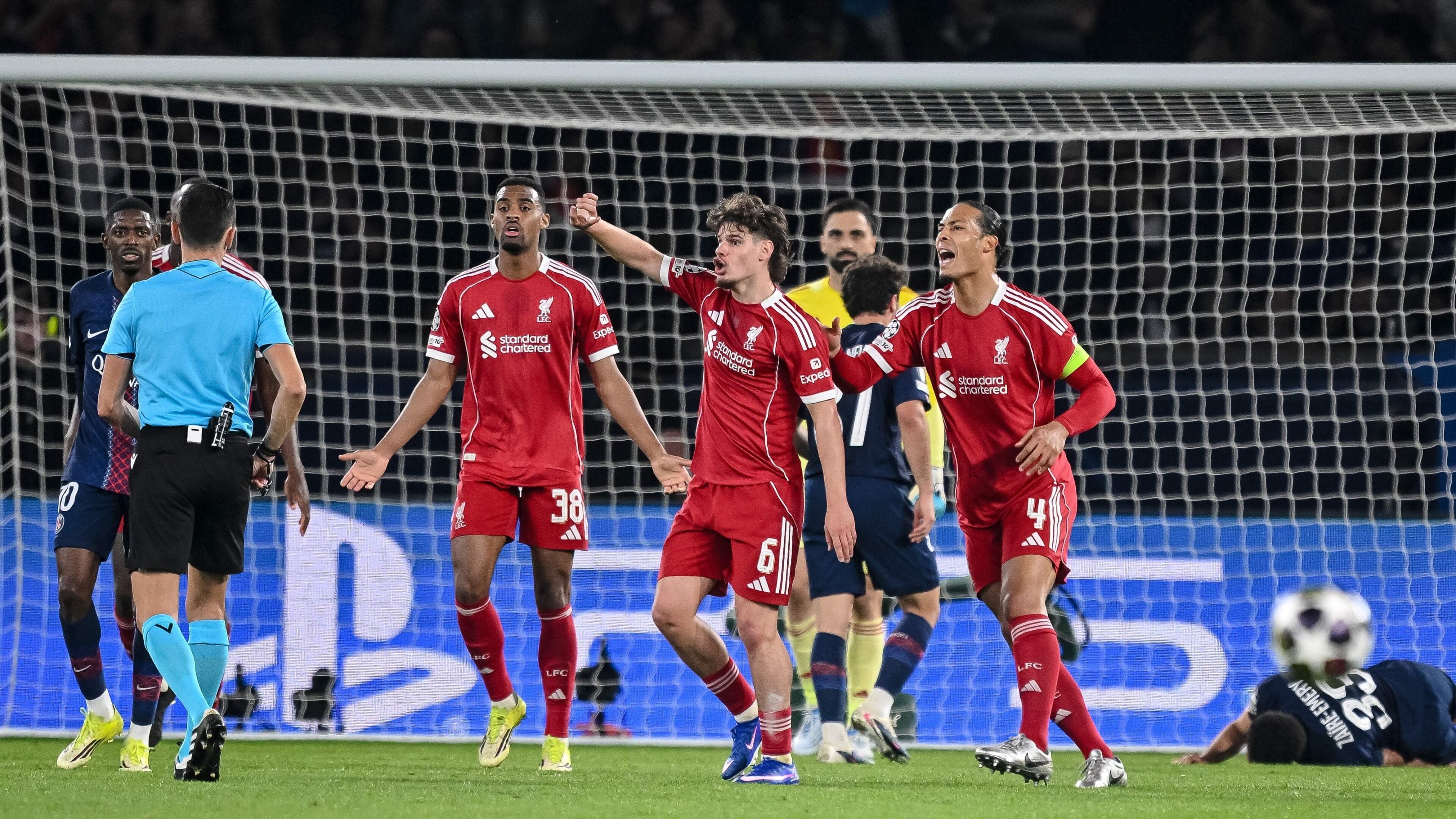 Arne Slot is met Liverpool kansloos bij PSG en moet hopen op magie van Anfield in jacht op plek in halve finale Champions League