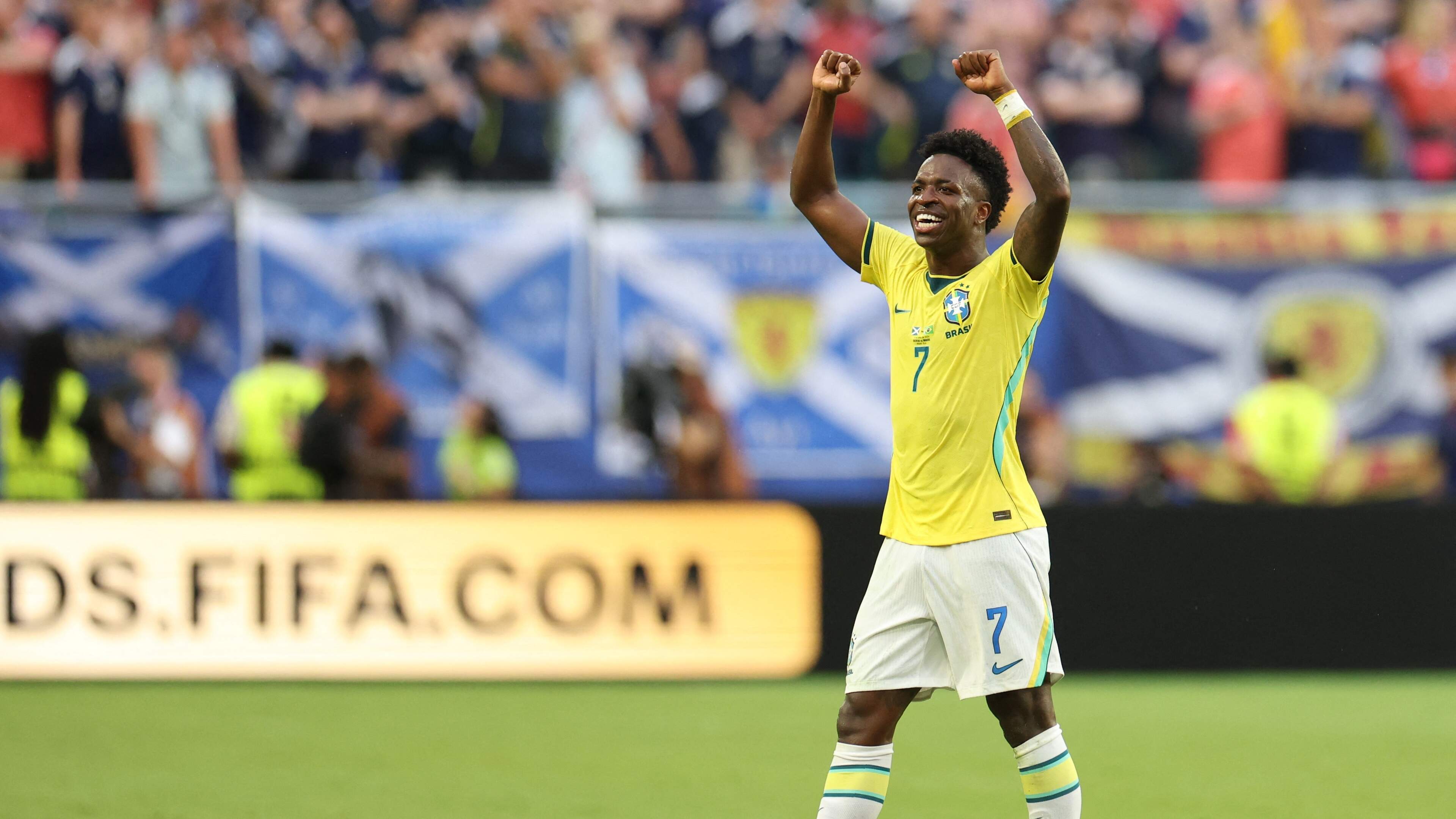 Vinicius Junior danst langs Schotland en schenkt Brazilië groepswinst