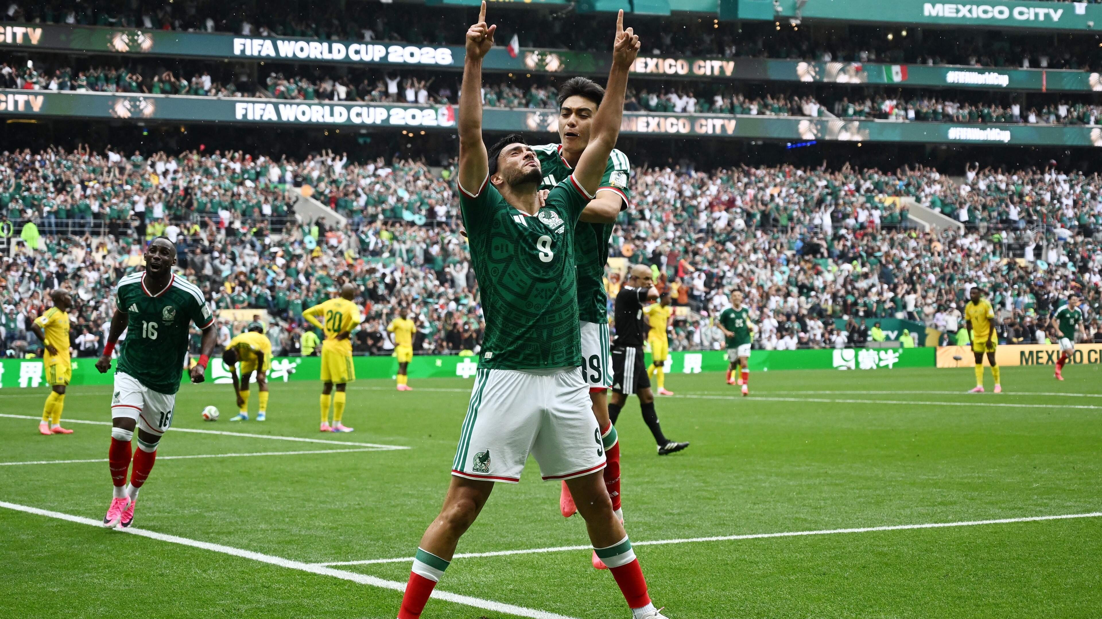 Prachtig beeld: jongste debutant ooit troost geëmotioneerde veteraan Raul Jimenez bij openingsduel WK 2026