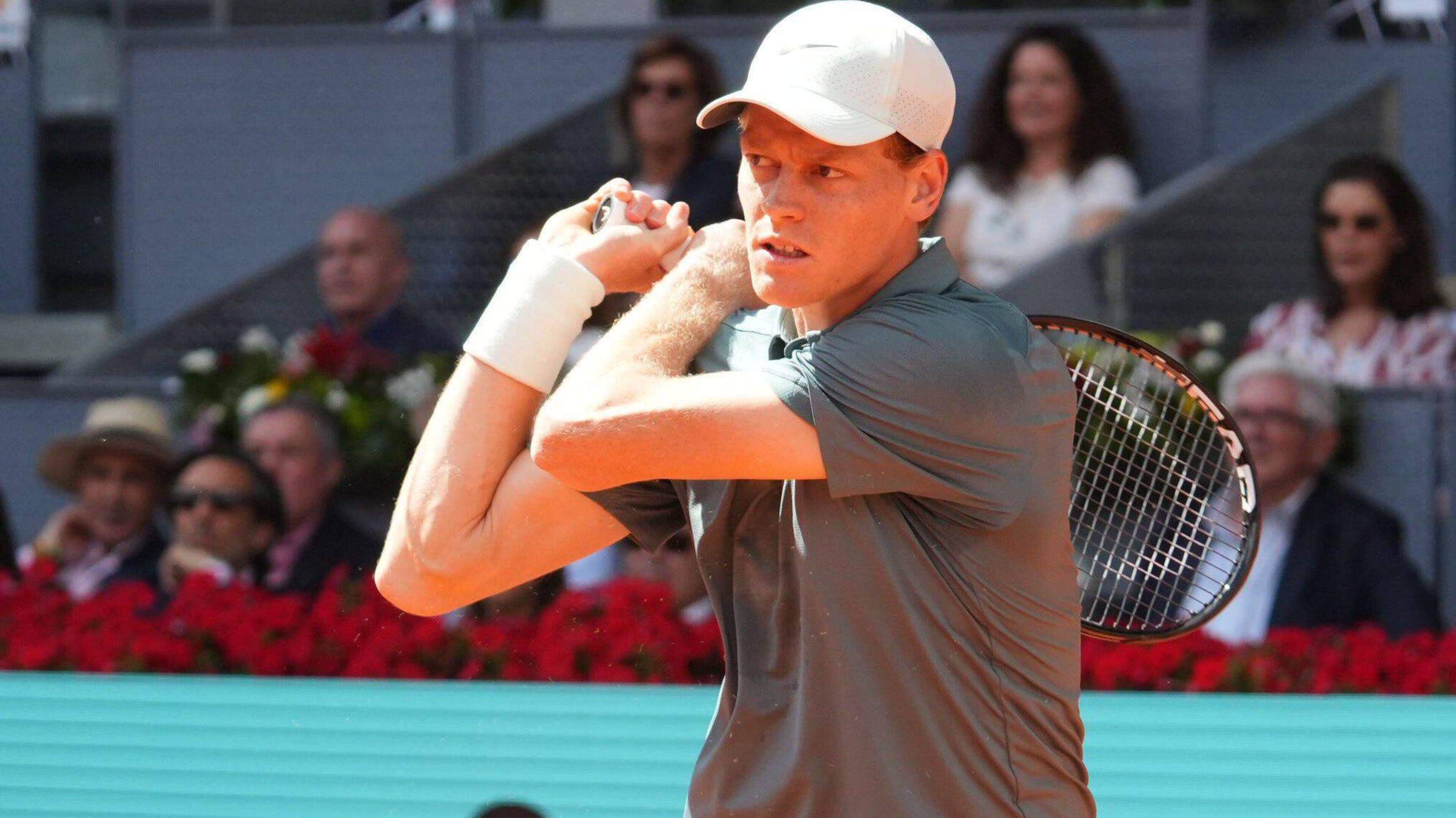 Overtuigende Jannik Sinner bereikt voor het eerst finale Masters-toernooi van Madrid