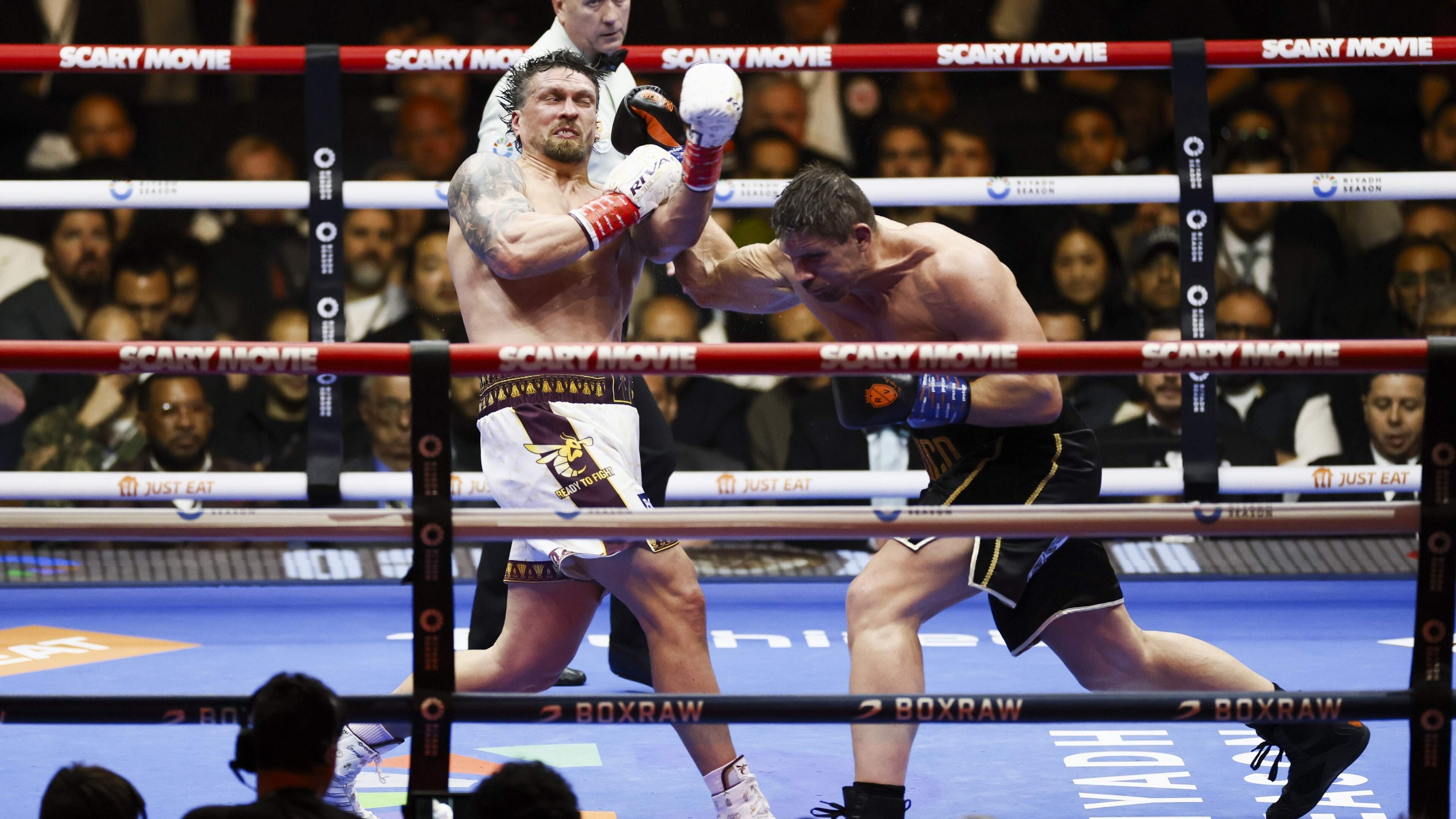 Teruglezen: Rico Verhoeven maakt indruk, maar verliest toch van Oleksandr Usyk in historisch gevecht om wereldtitel