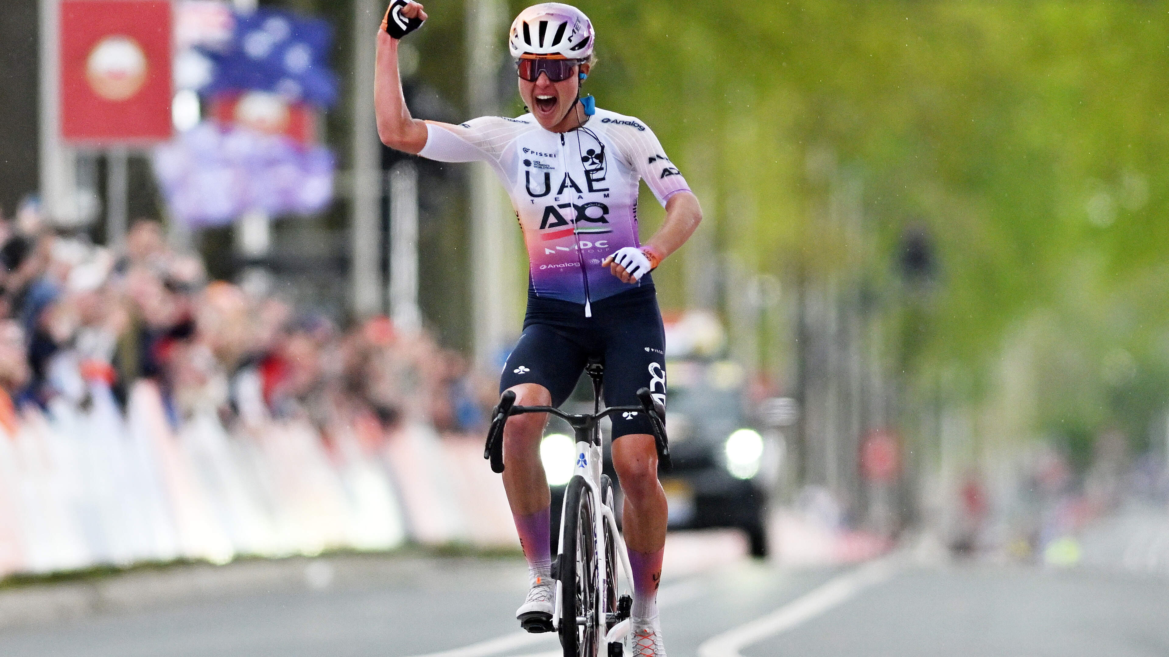 Spaanse Paula Blasi (23) stunt na knappe solo met zege in Amstel Gold Race, Nederlandse vrouwen geklopt