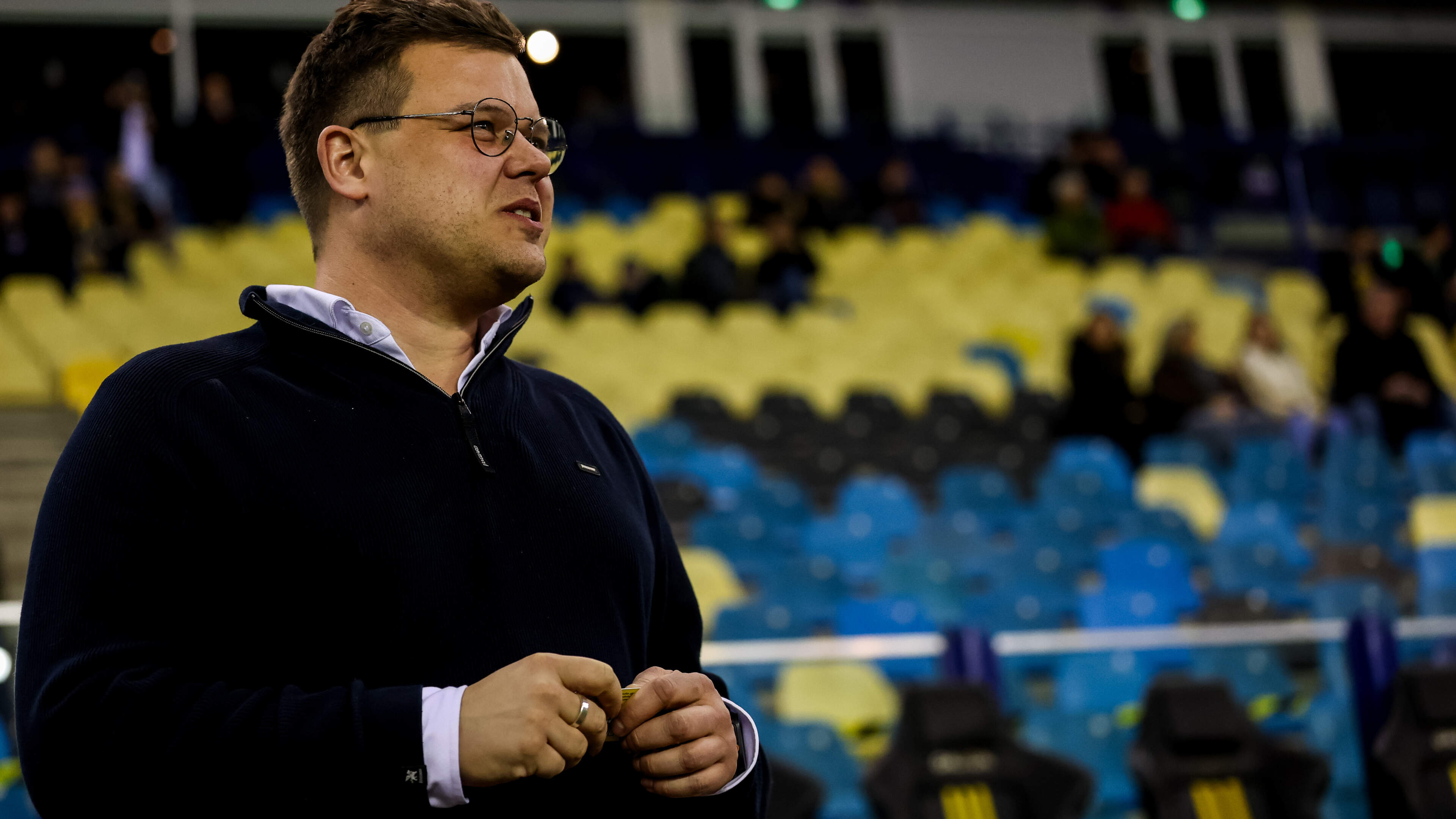 Vitesse-directeur Mansvelder zit in cruciale fase ziek thuis; stress over dreigende procedures neemt toe bij Arnhemse club