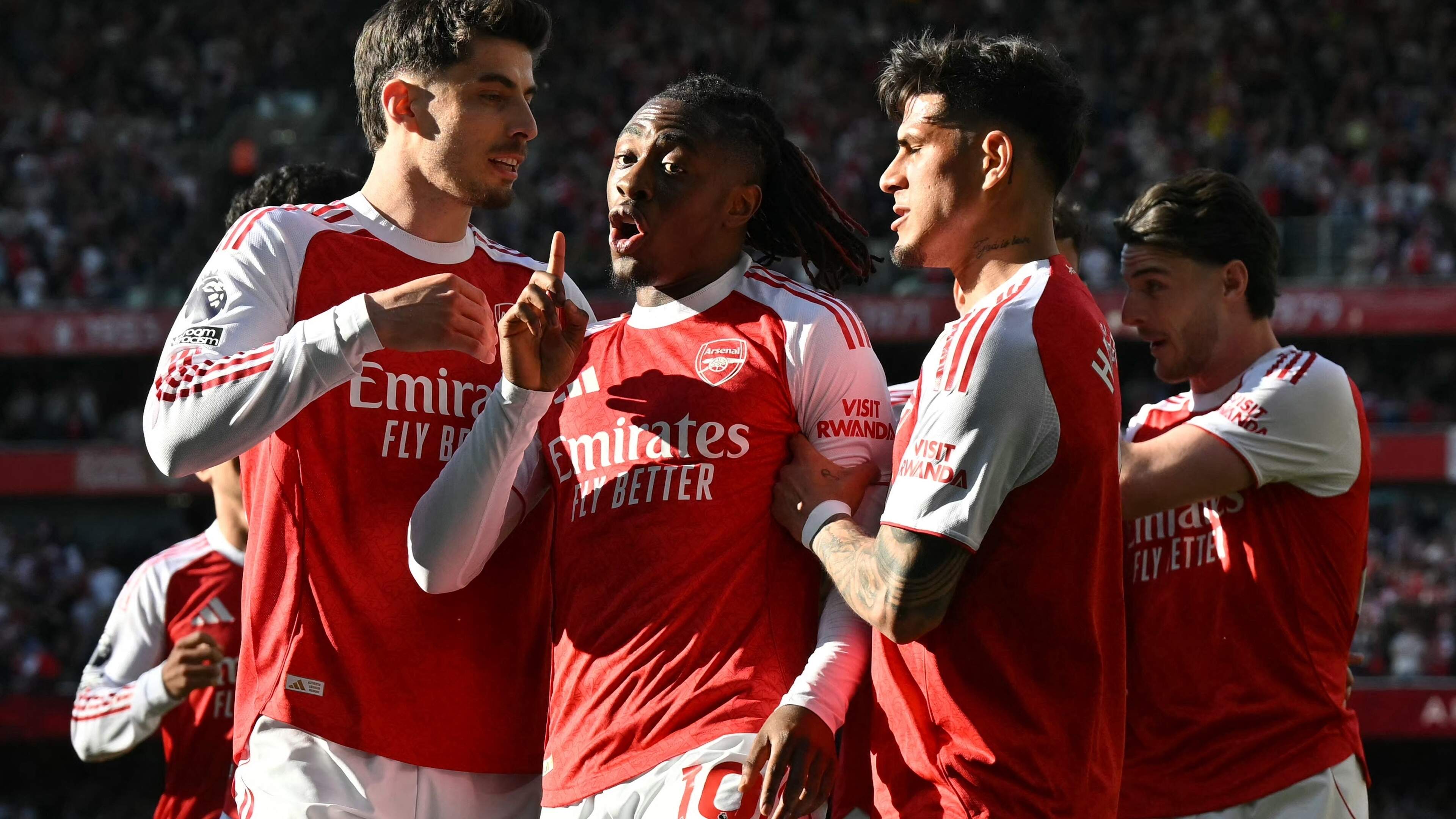 Titelstrijd in Engeland blijft zinderend: Arsenal na benauwde zege weer aan kop van Premier League