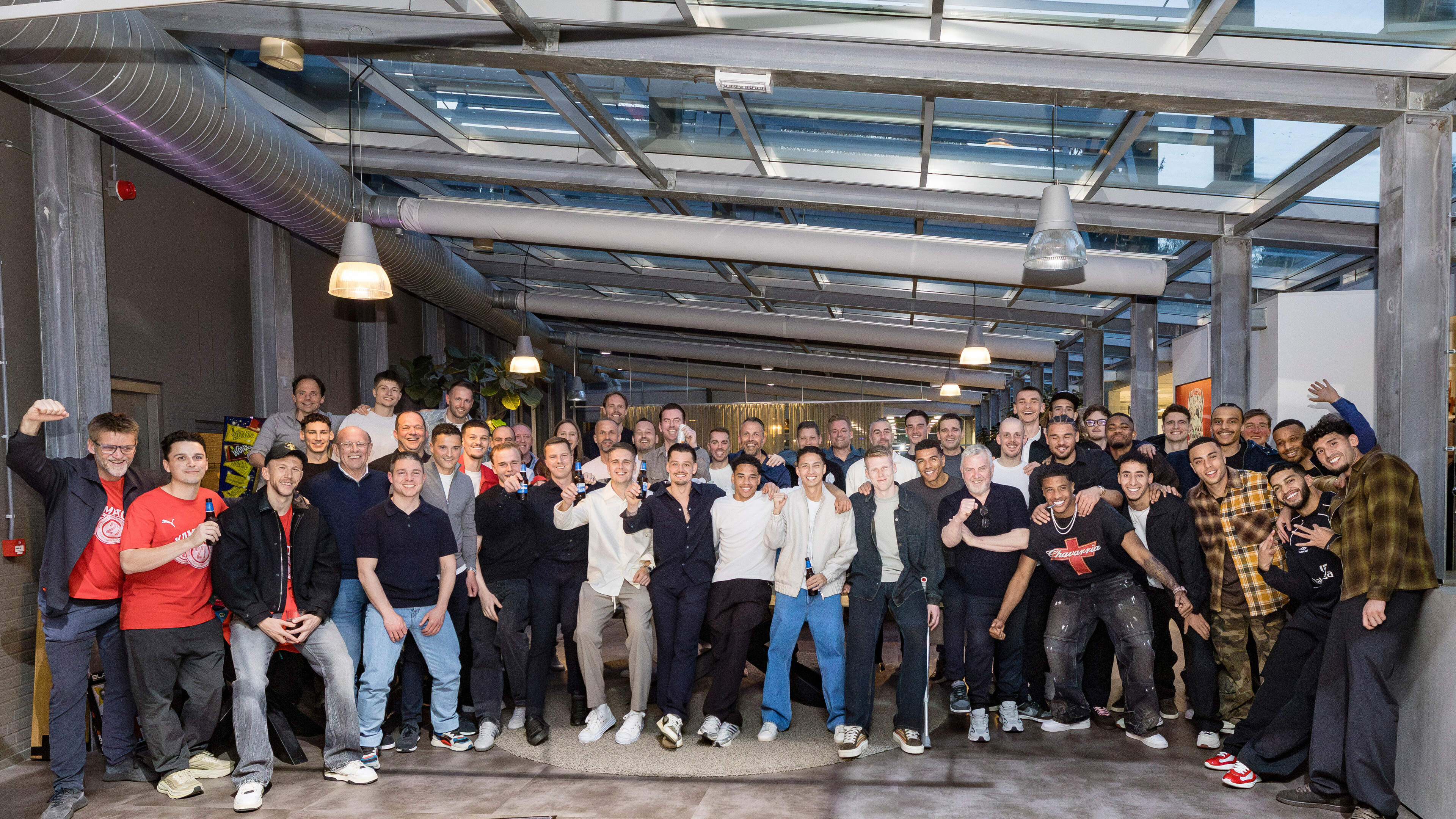 FOTO’S Met Jerdy Schouten op krukken: PSV’ers vieren 27e landstitel samen op besloten feestje