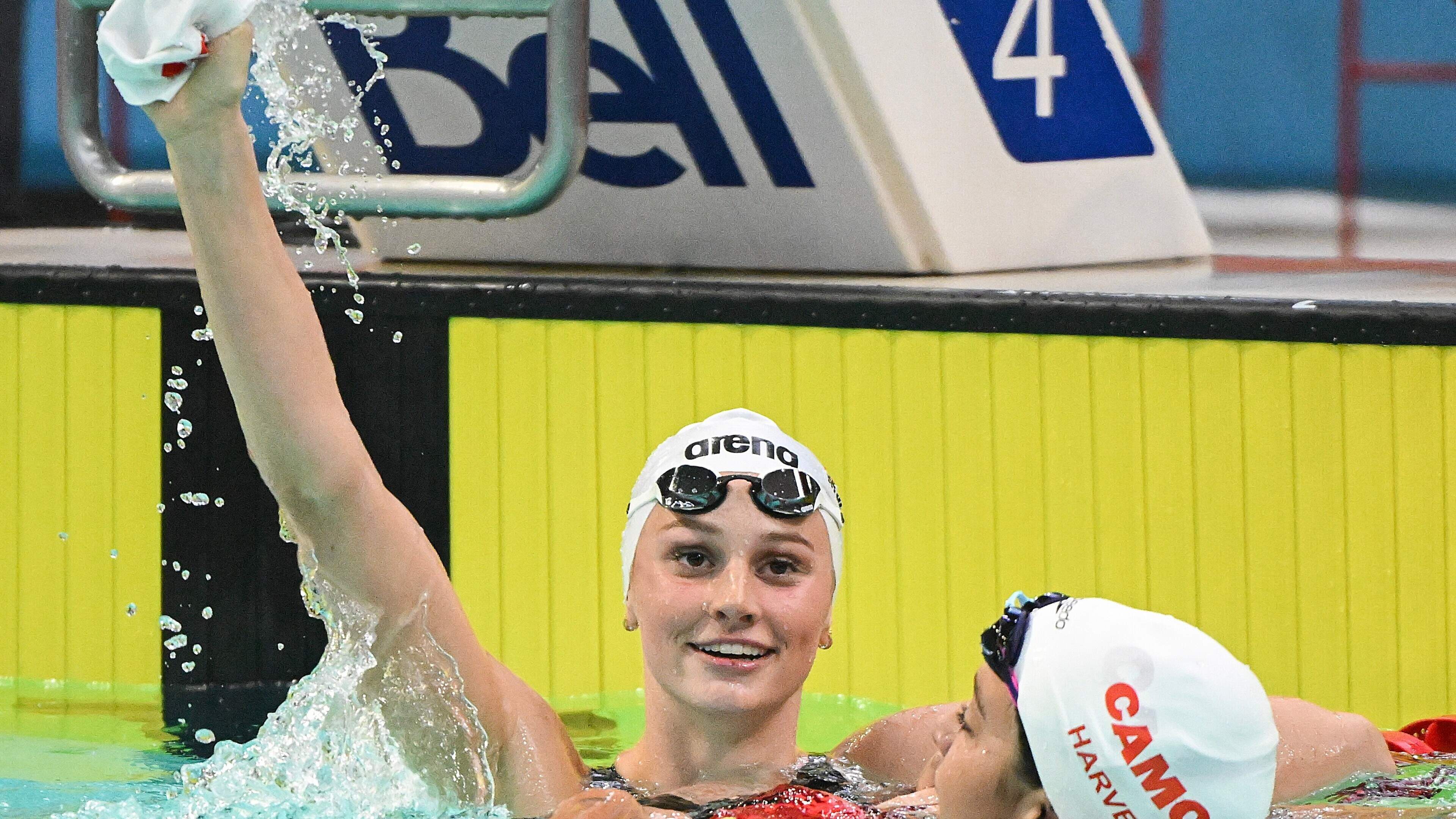 Summer McIntosh (19) zwemt historisch wereldrecord op 200 meter vlinderslag: ’Ik had gedacht het nóóit te verbreken’