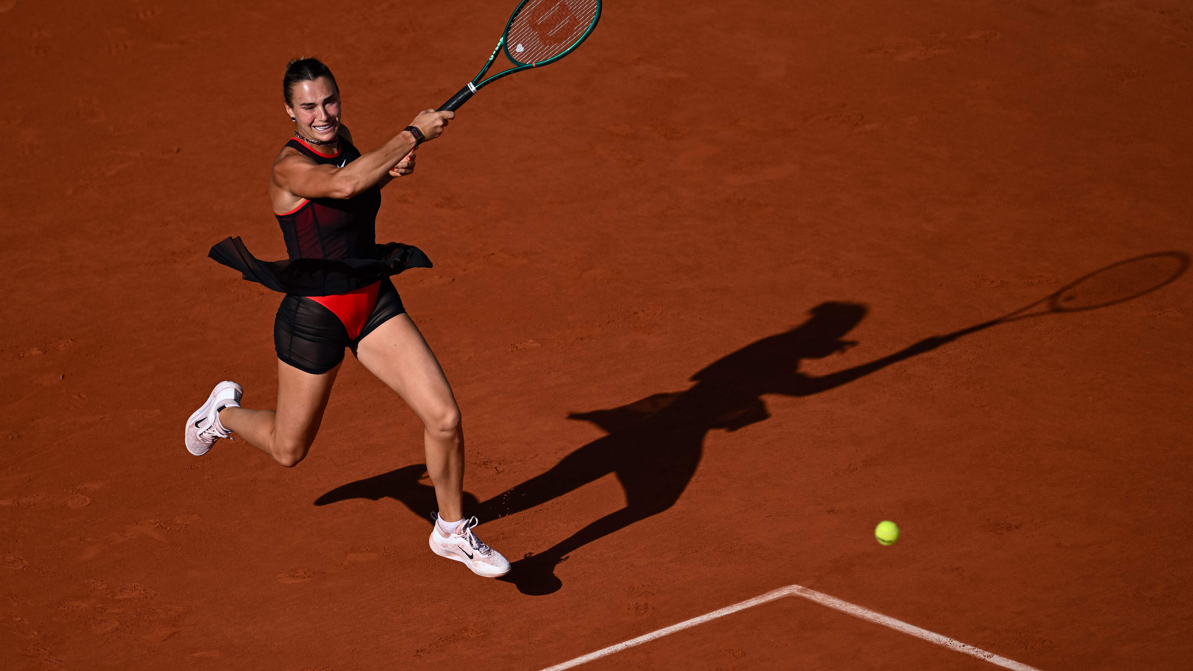 Aryna Sabalenka en Coco Gauff moeiteloos verder op Roland Garros, Ben Shelton strandt nu al