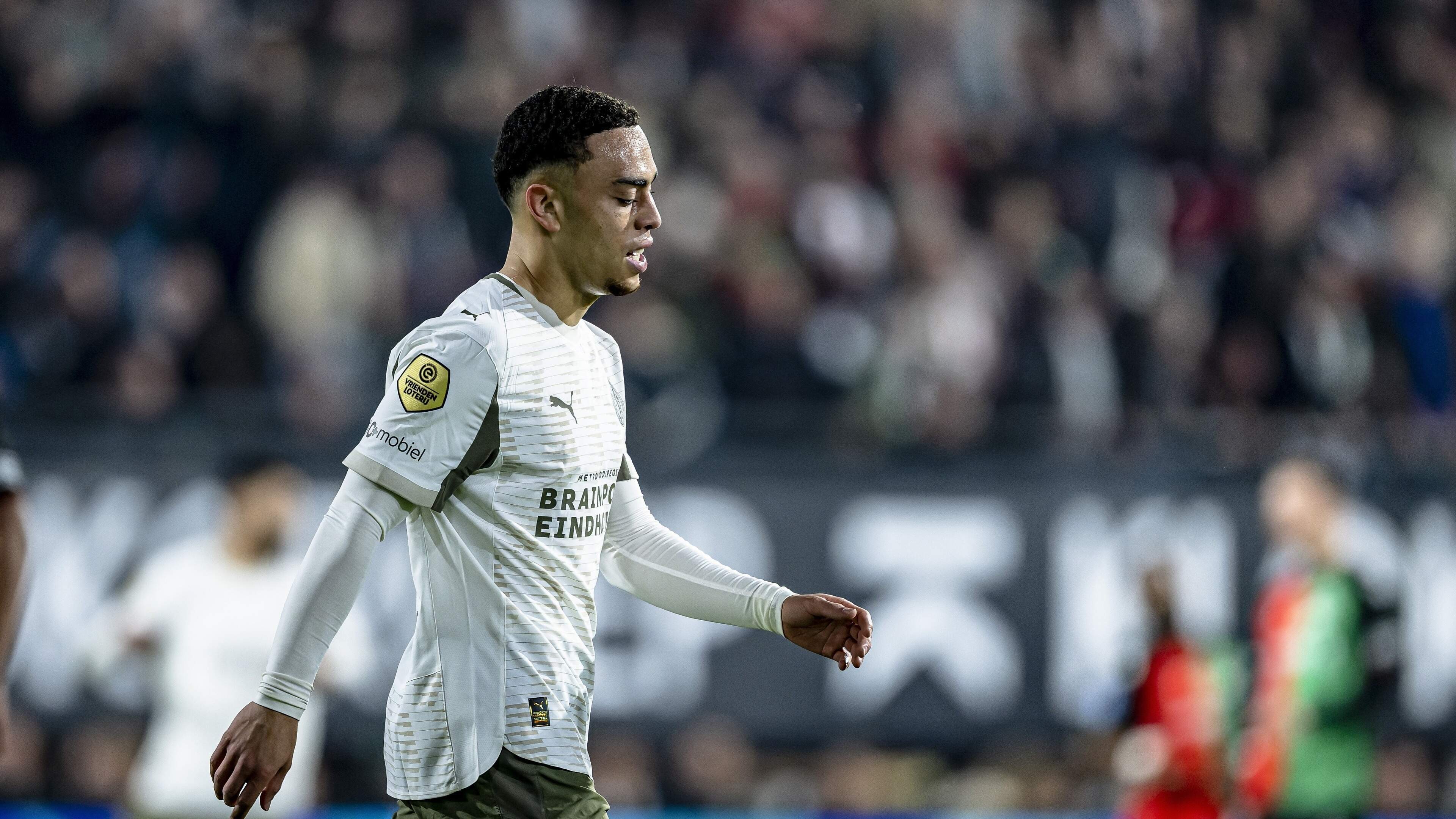 Sergino Dest tegen Ajax terug in PSV-selectie, Peter Bosz spreekt Ivan Perisic aan op opzichtige gele kaart