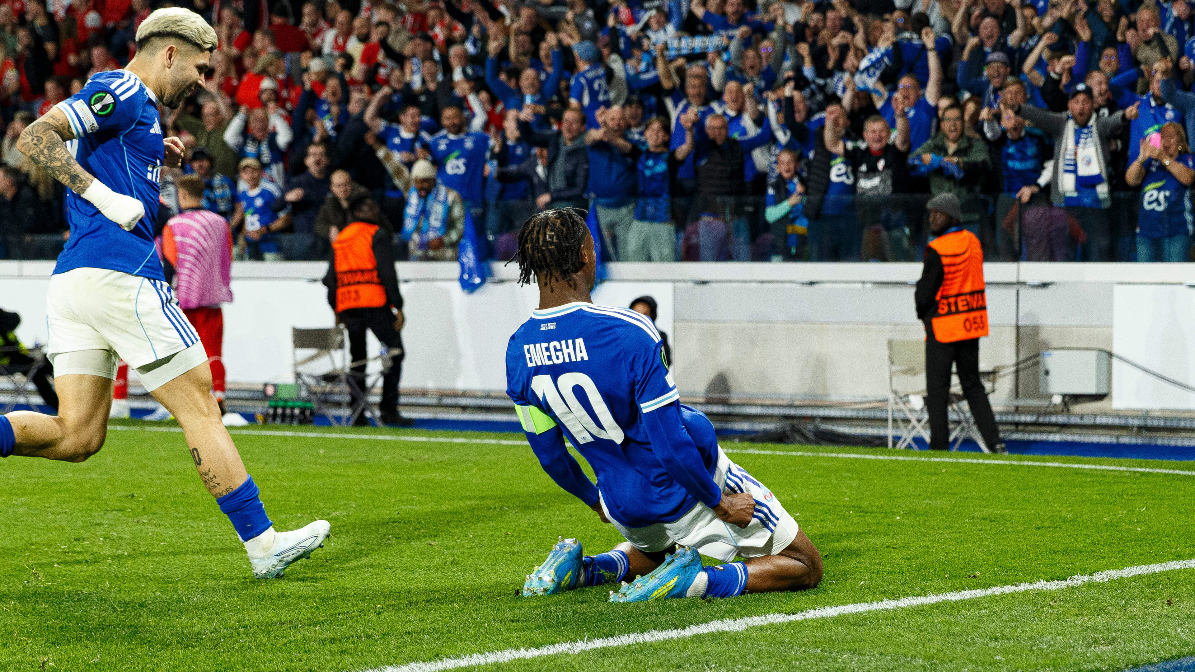 Spelers Mainz 05 verliezen zelfbeheersing na provocatie Strasbourg-speler Martial Godo