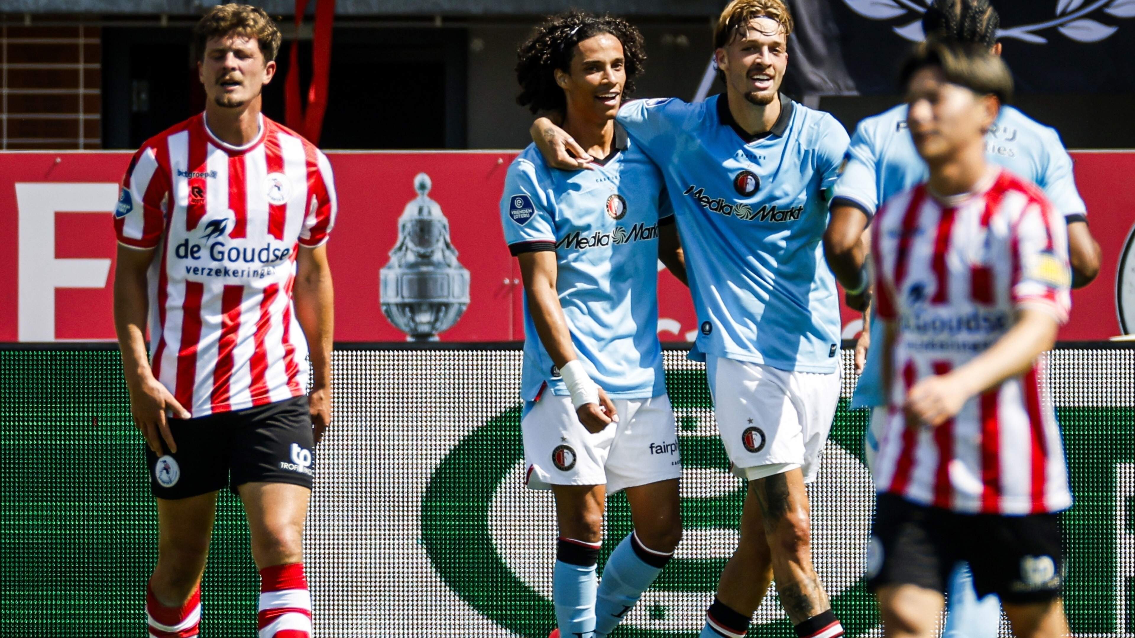 Feyenoord ontsnapt in slotseconde en boekt benauwde zege op Het Kasteel tegen Sparta