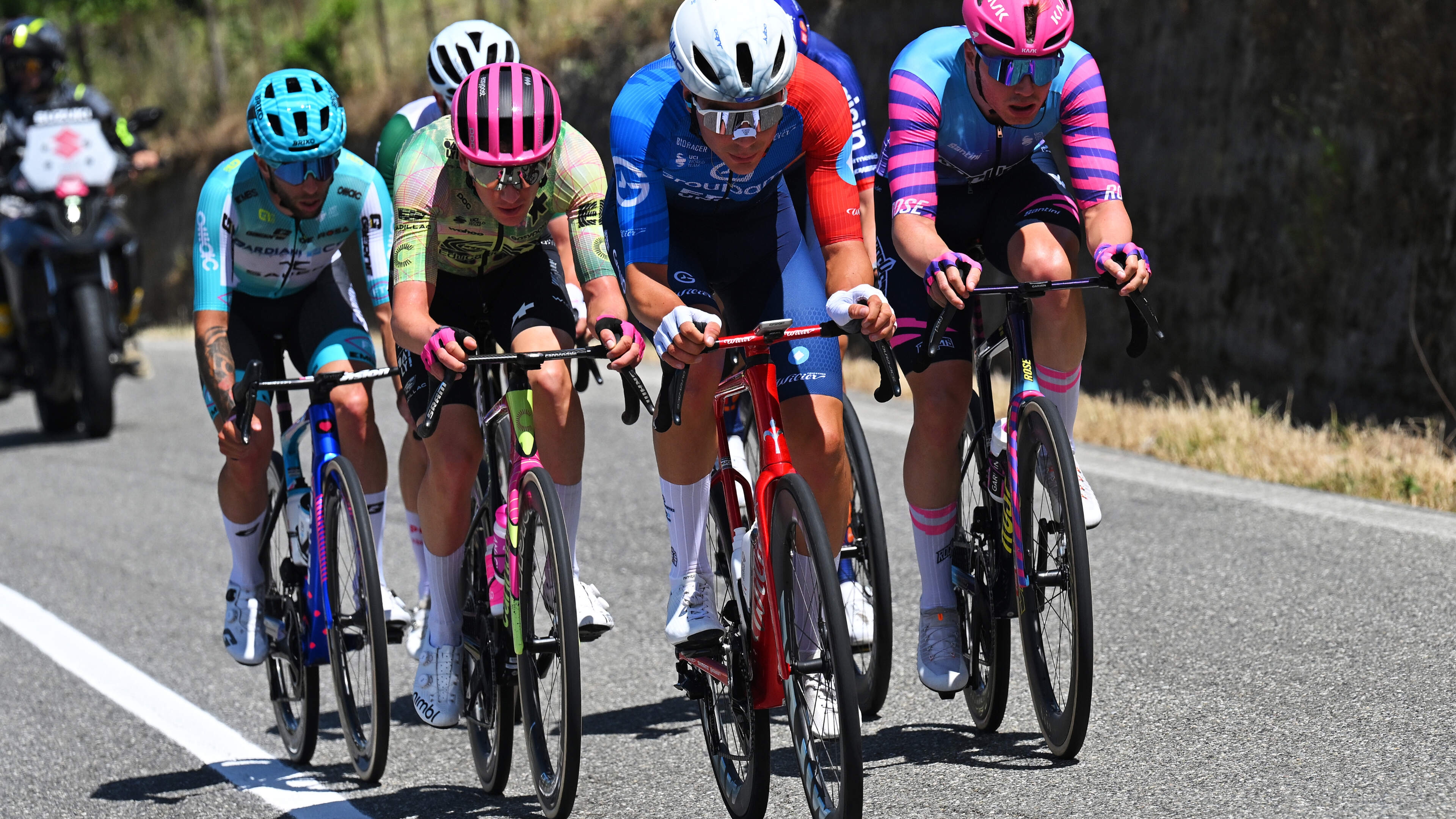 LIVE Giro d’Italia: meteen groepje van zes weg in eerste rit op Italiaanse bodem, Kaden Groves stapt af