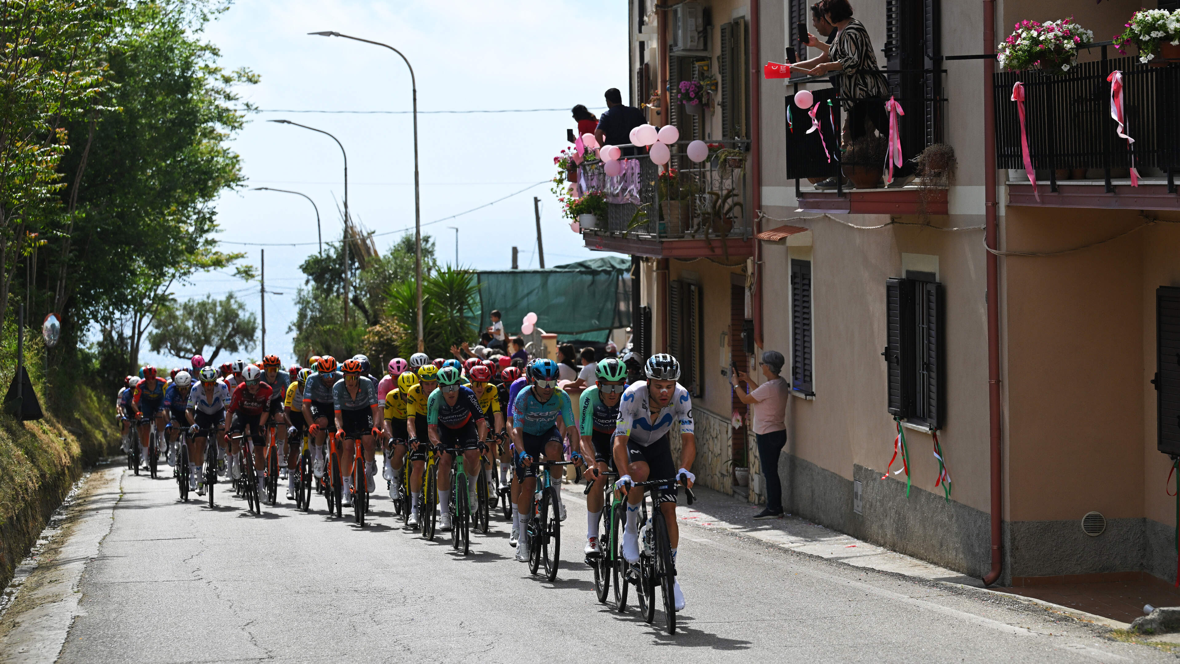 LIVE Giro d’Italia: koers ontbrandt, rozetruidrager Guillermo Silva haakt af