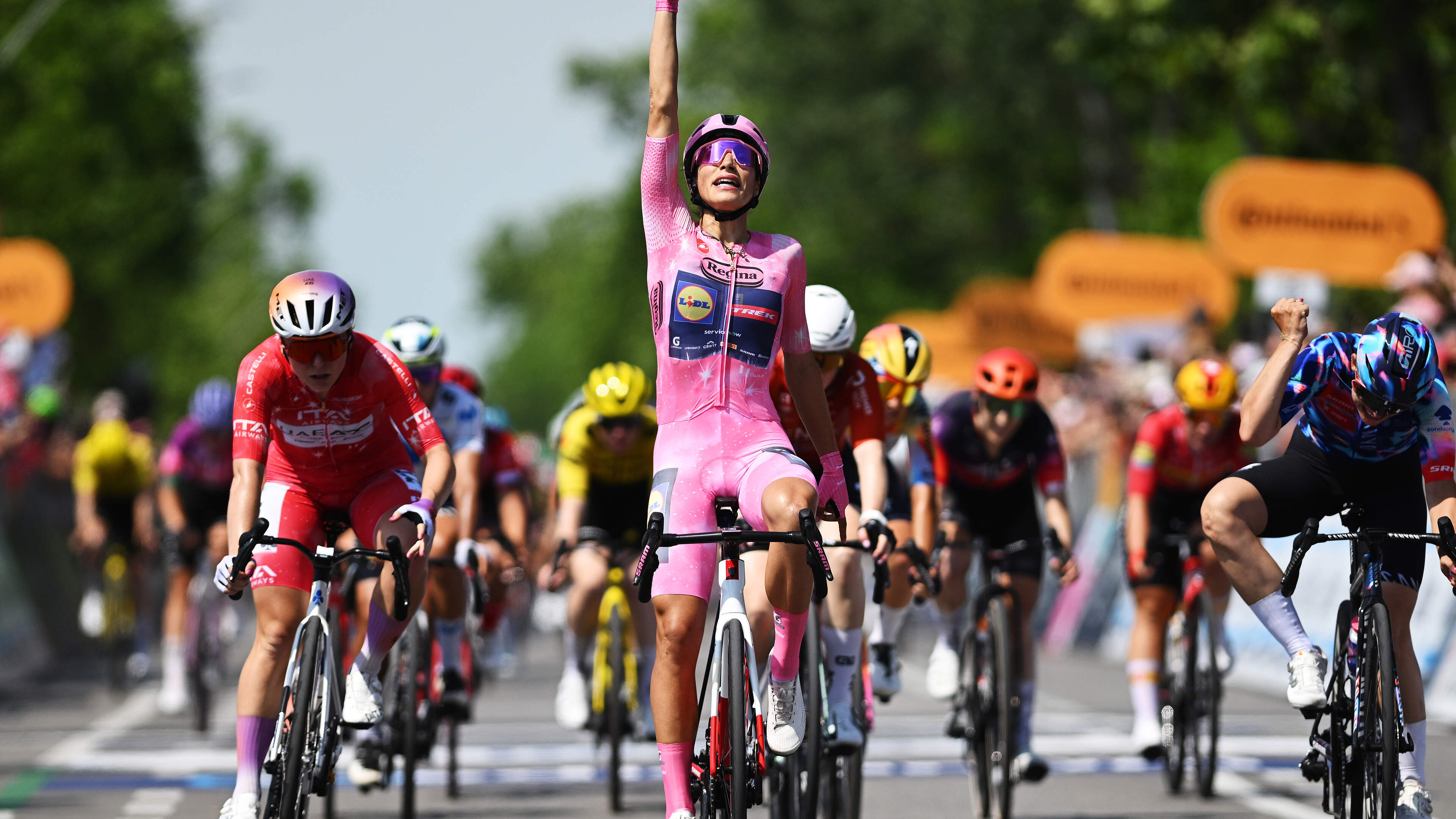 Na alle commotie rond uitsluiting Lorena Wiebes: Elisa Balsamo sprint in het roze naar ritzege