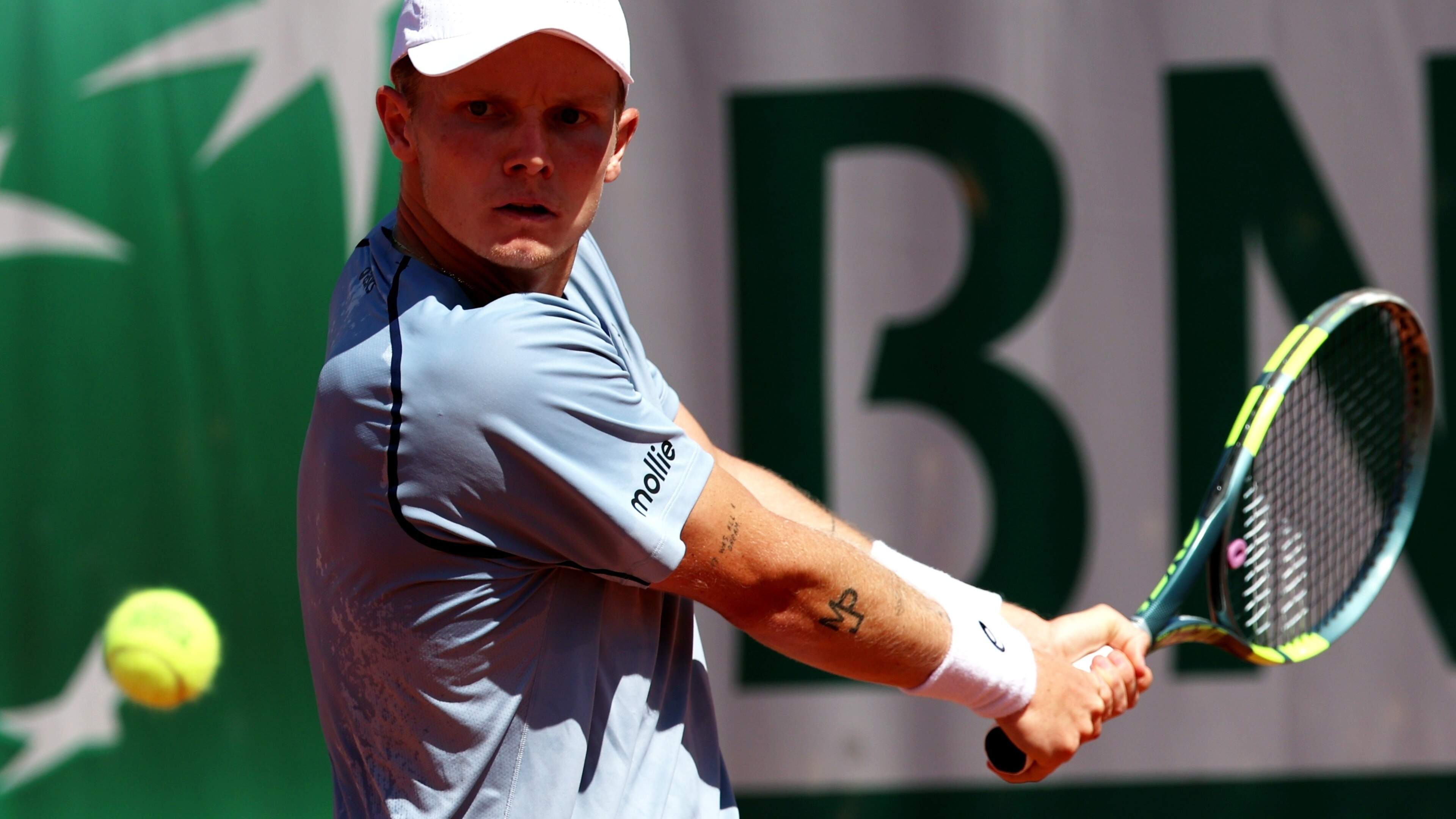 Jesper de Jong stoomt door op Roland Garros en stelt tennisfans gerust: ’Het zag er heftiger uit dan het is’