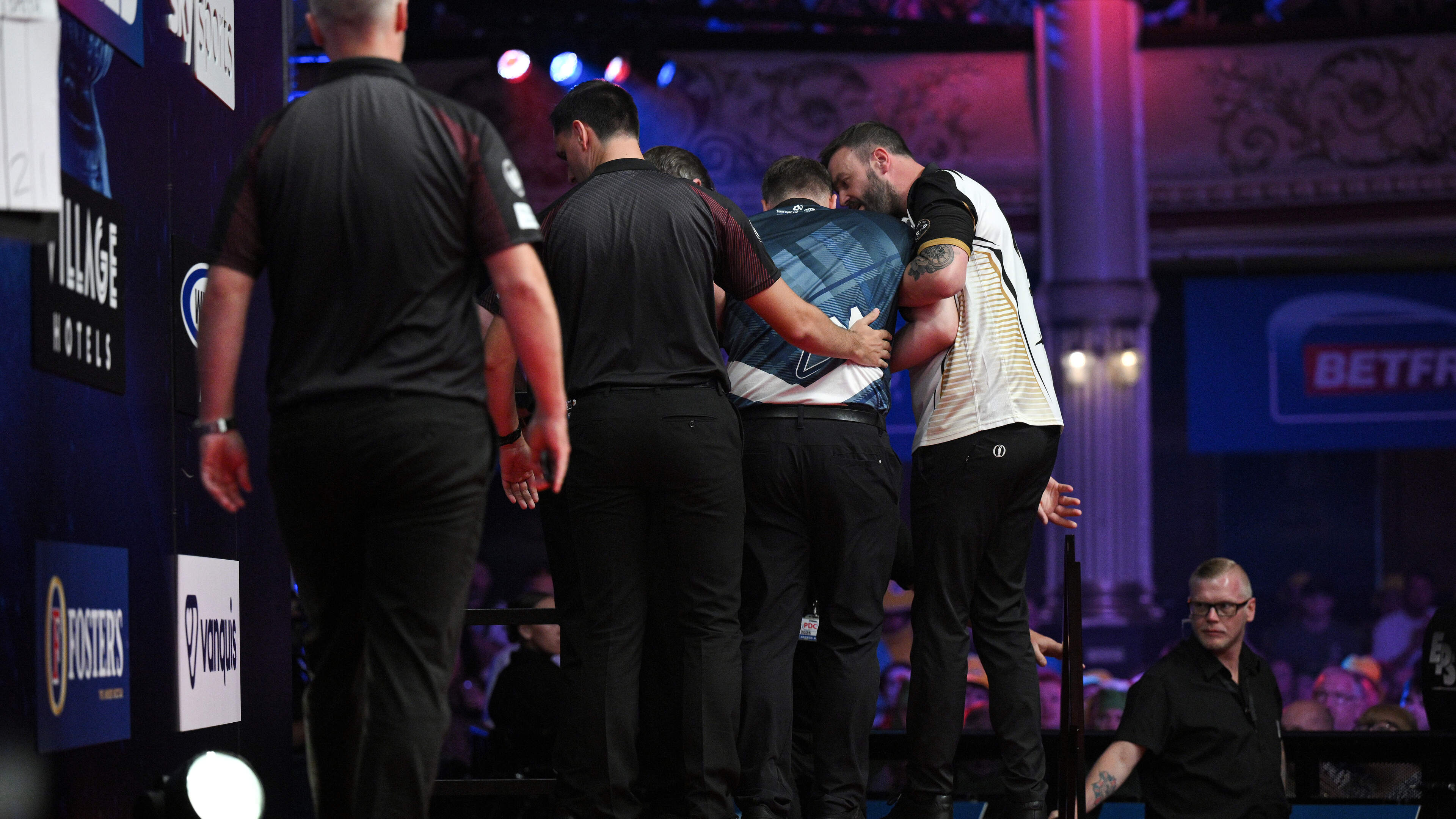 Schrik bij World Matchplay: darter Cameron Menzies onwel op podium