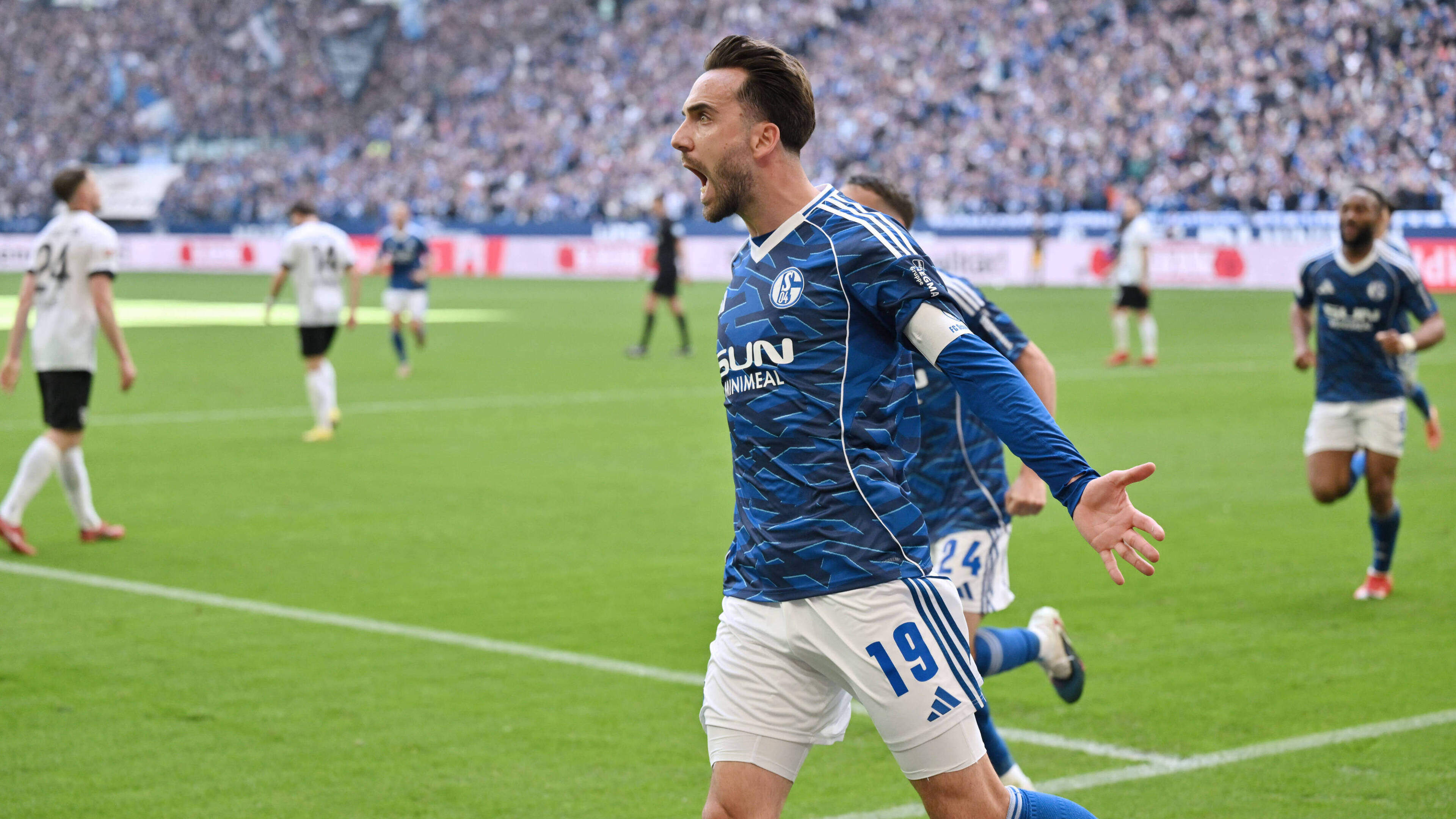 Schalke 04 van ’td’ Youri Mulder keert terug in de Bundesliga door zege op degradatieploeg van Sven Mislintat