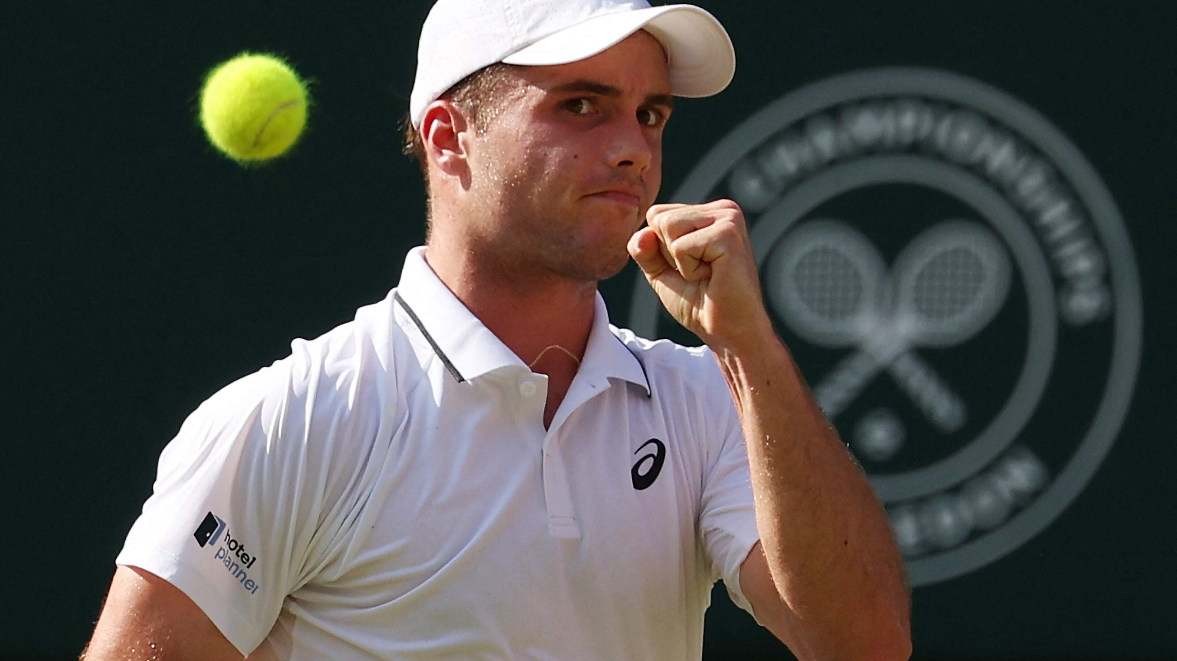 Fans worden gek op Wimbledon: Arthur Fery (23) met wildcard in halve finale