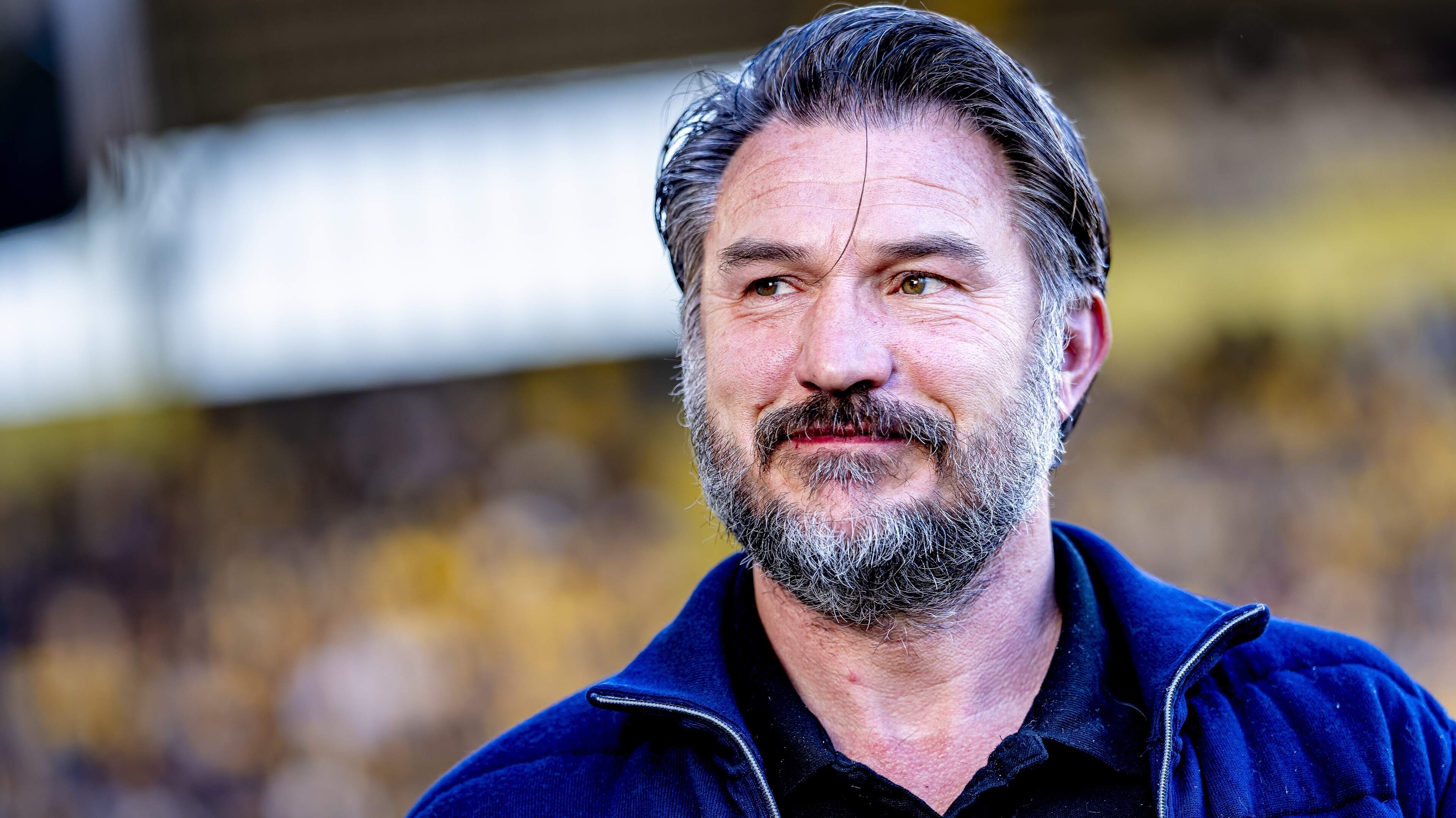 Trainer Carl Hoefkens moest na duel met Ajax plotseling naar het ziekenhuis, maar keert nu terug bij kwakkelend NAC Breda