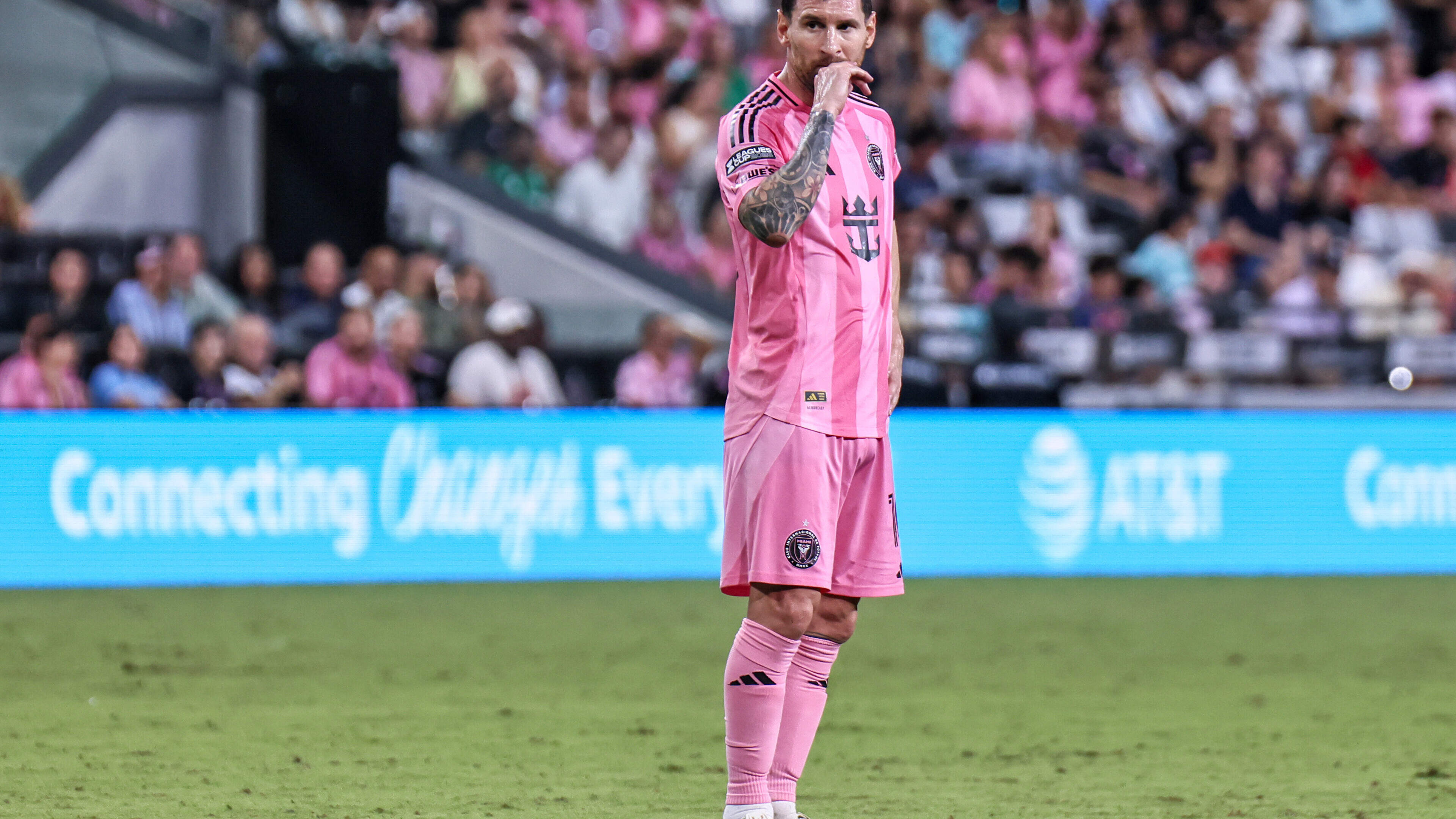 Emotionele rentree rouwende Lionel Messi op voetbalveld na overlijden vader: staande ovatie van fans