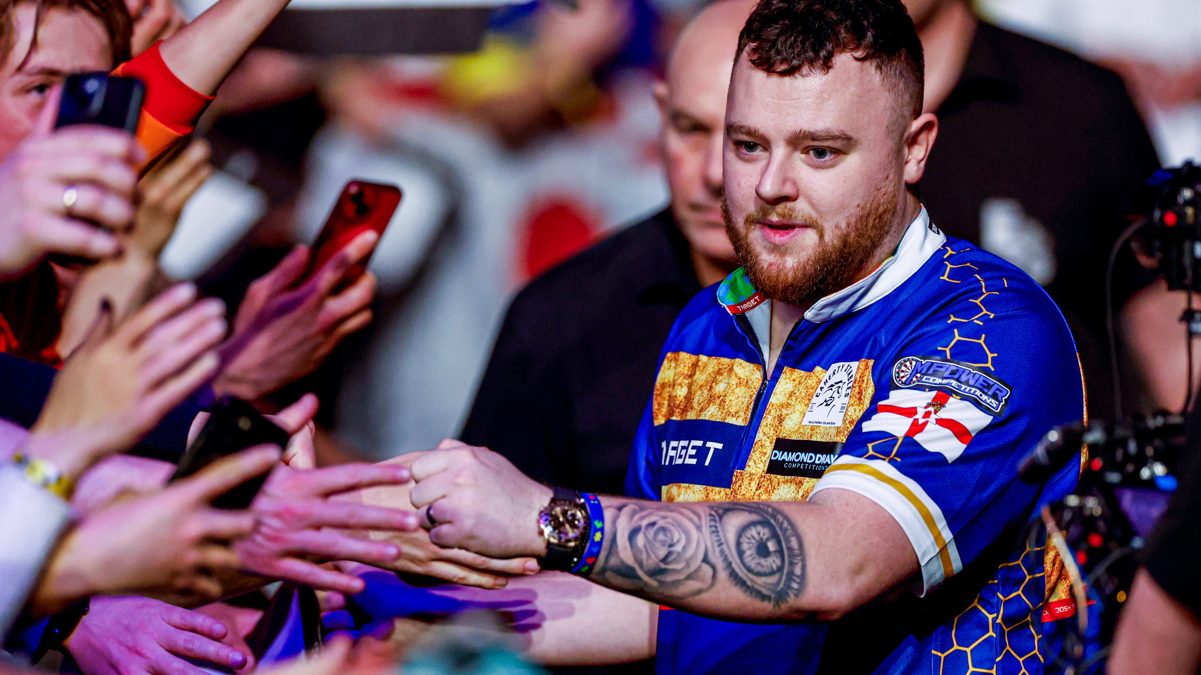 Michael van Gerwen incasseert bizarre ’180’ van Josh Rock: ’Deze mag niet tellen’