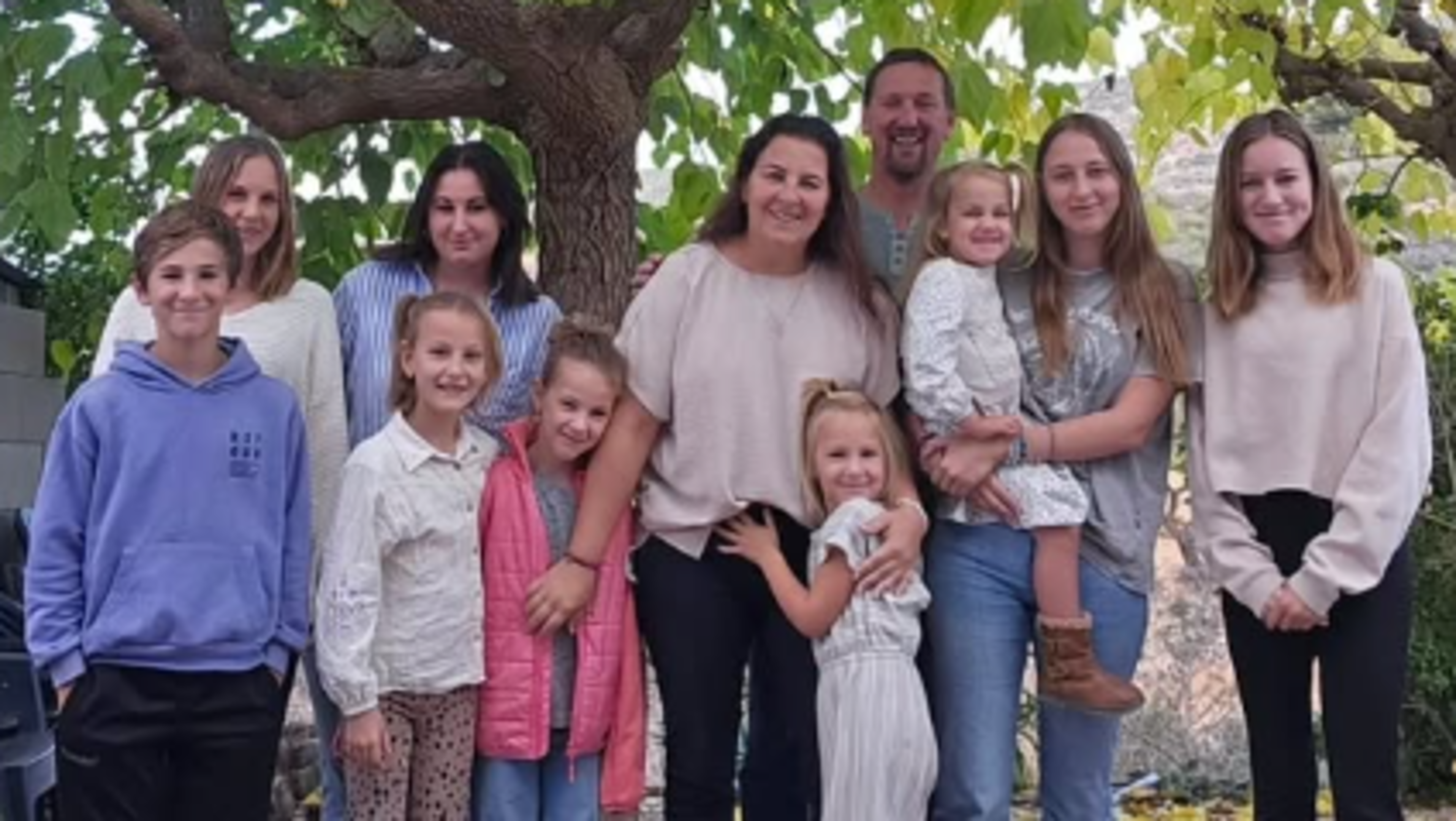 Johan en Janneke en hun negen kinderen (!) genieten in Spanje: 'Dit kan in  Nederland niet!'
