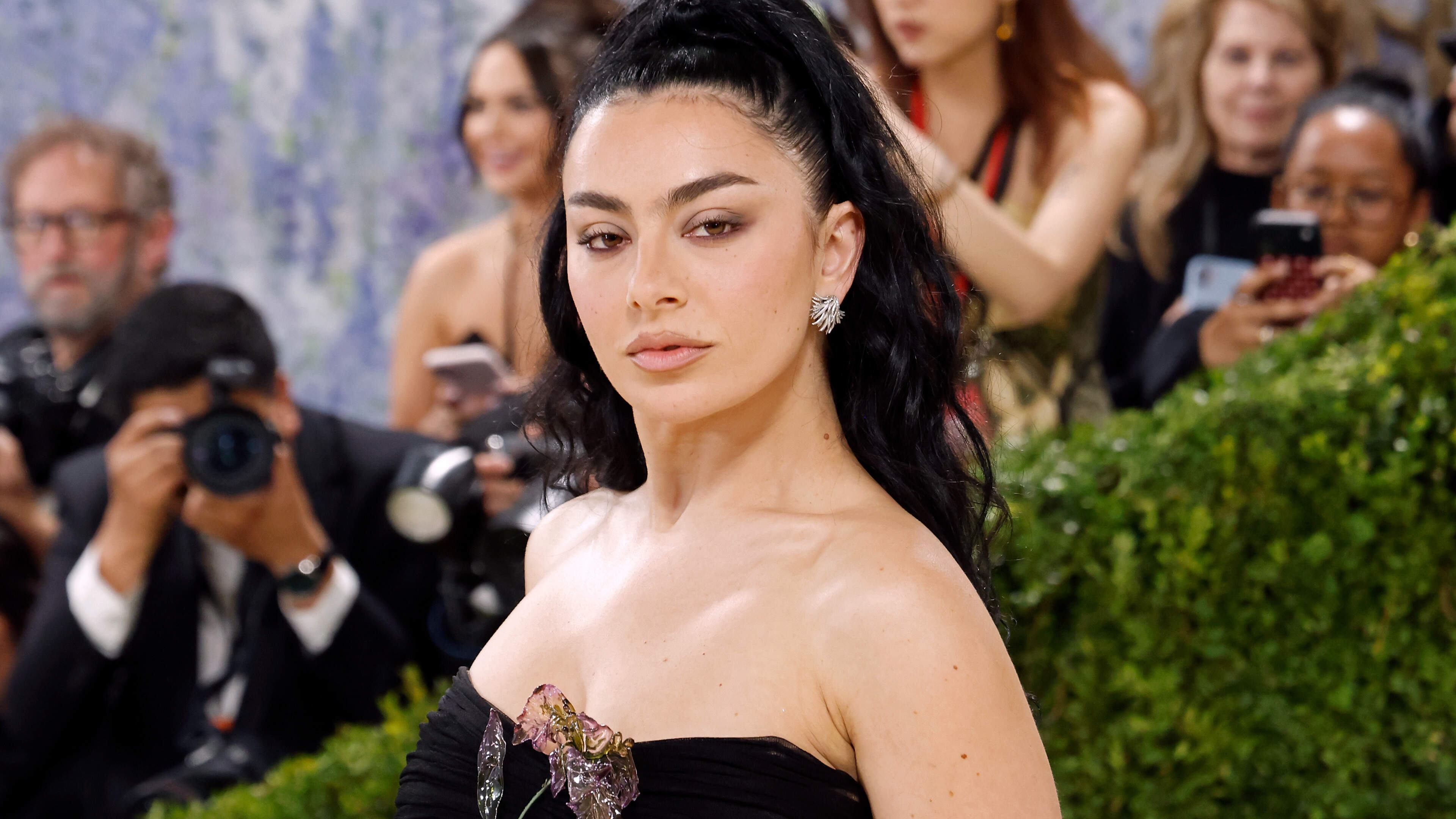 Charli XCX openhartig over mentale strijd ondanks groot succes