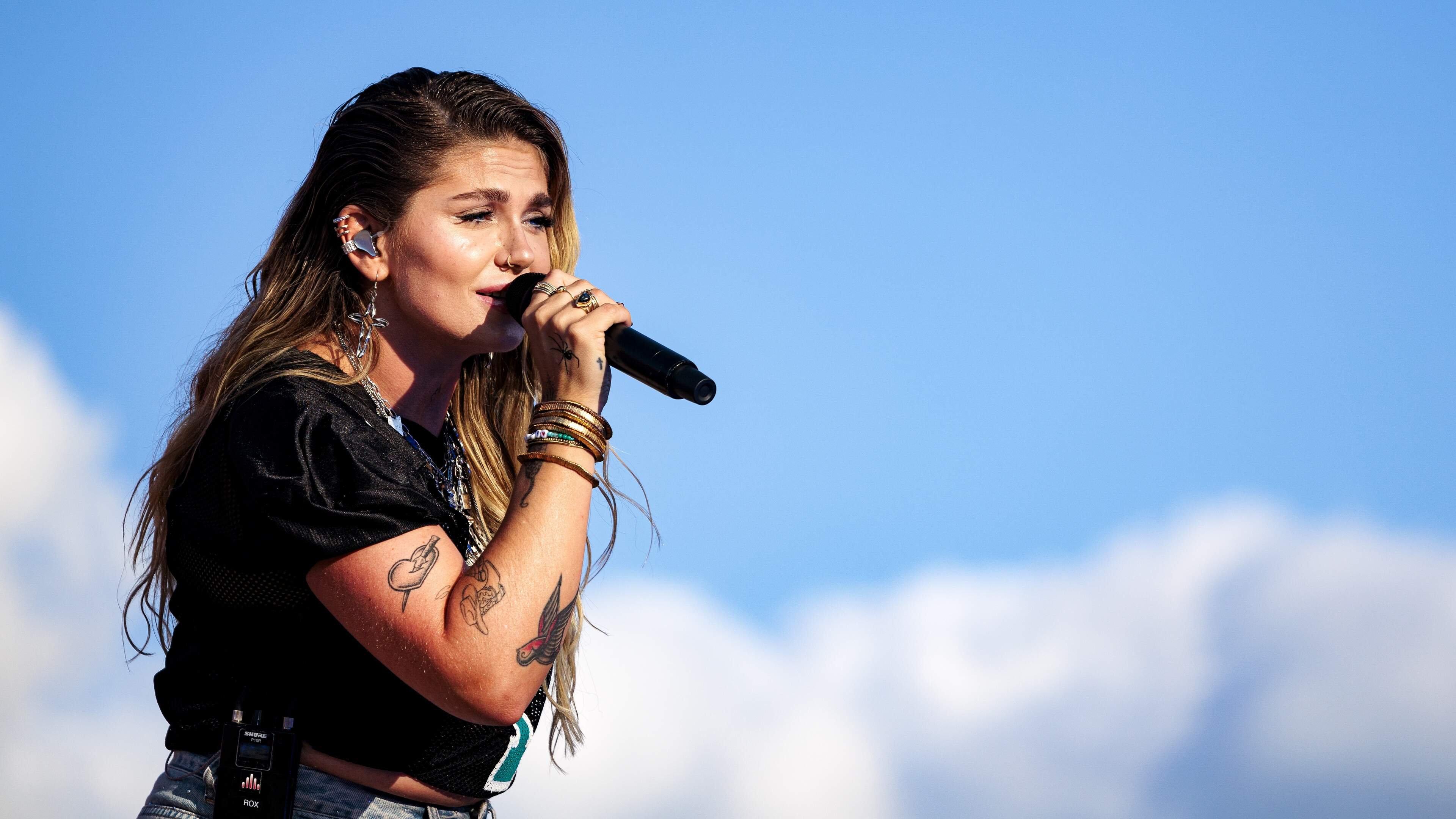 Roxeanne Hazes houdt aanstaande bruiloft klein, broer André is getuige: ’Rox is zo anders dan ik’