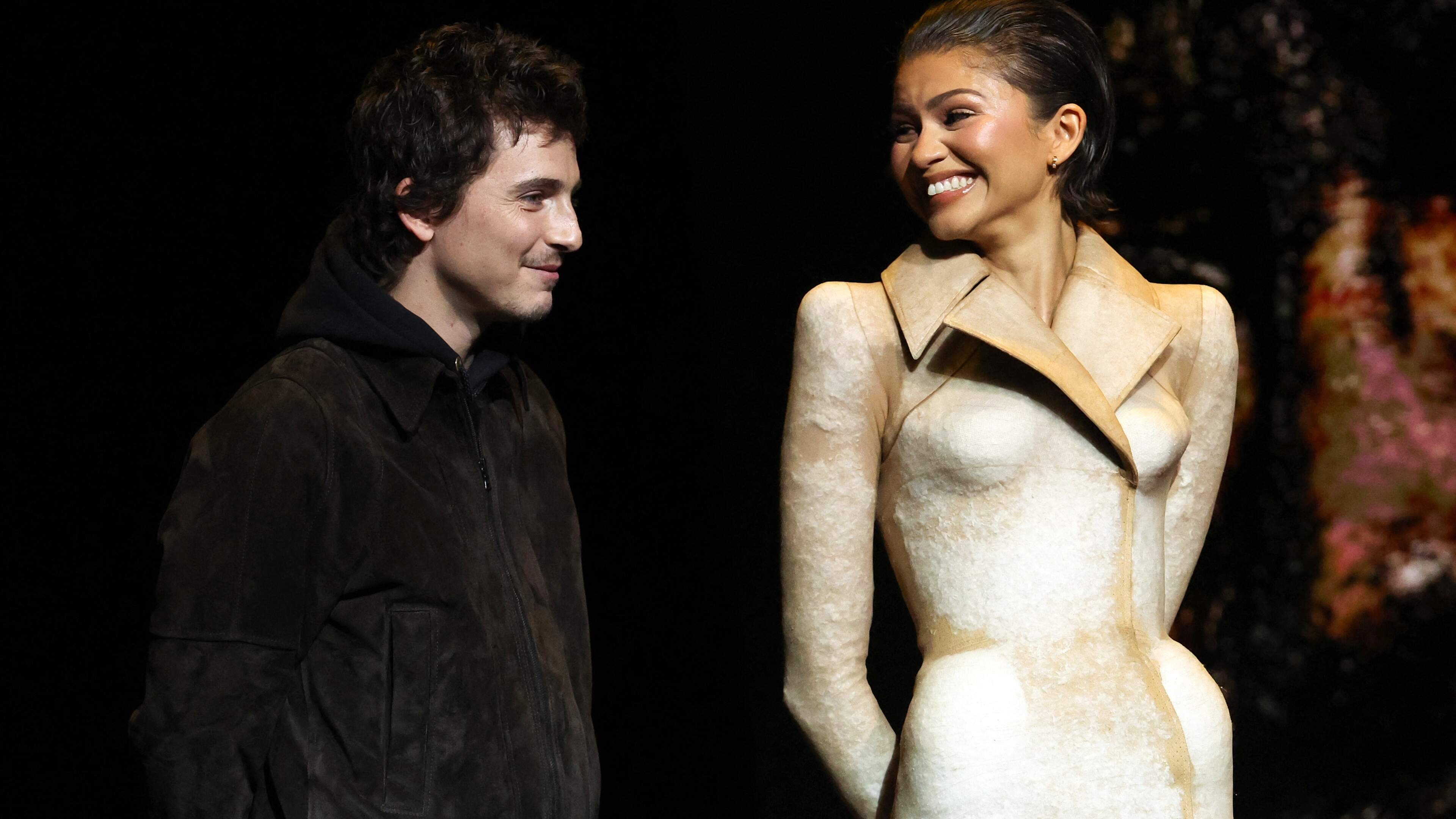 Zendaya valt op met outfit in thema tijdens promotour Dune 3: ’Prachtige tortilla’