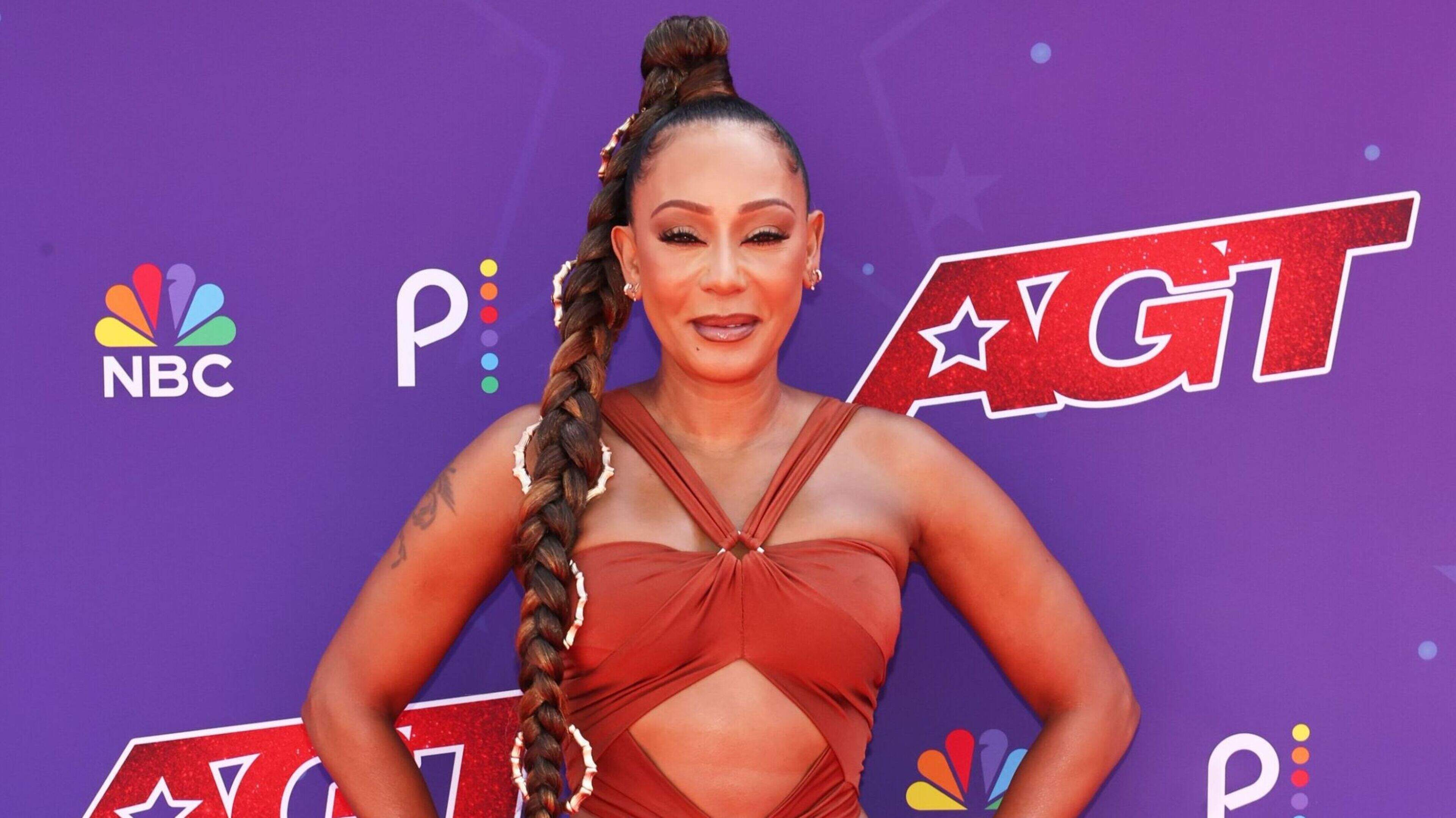 Mel B blikt terug op shockerend tv-moment met Spice Girls: ’Vandaag zou dat niet meer mogen’