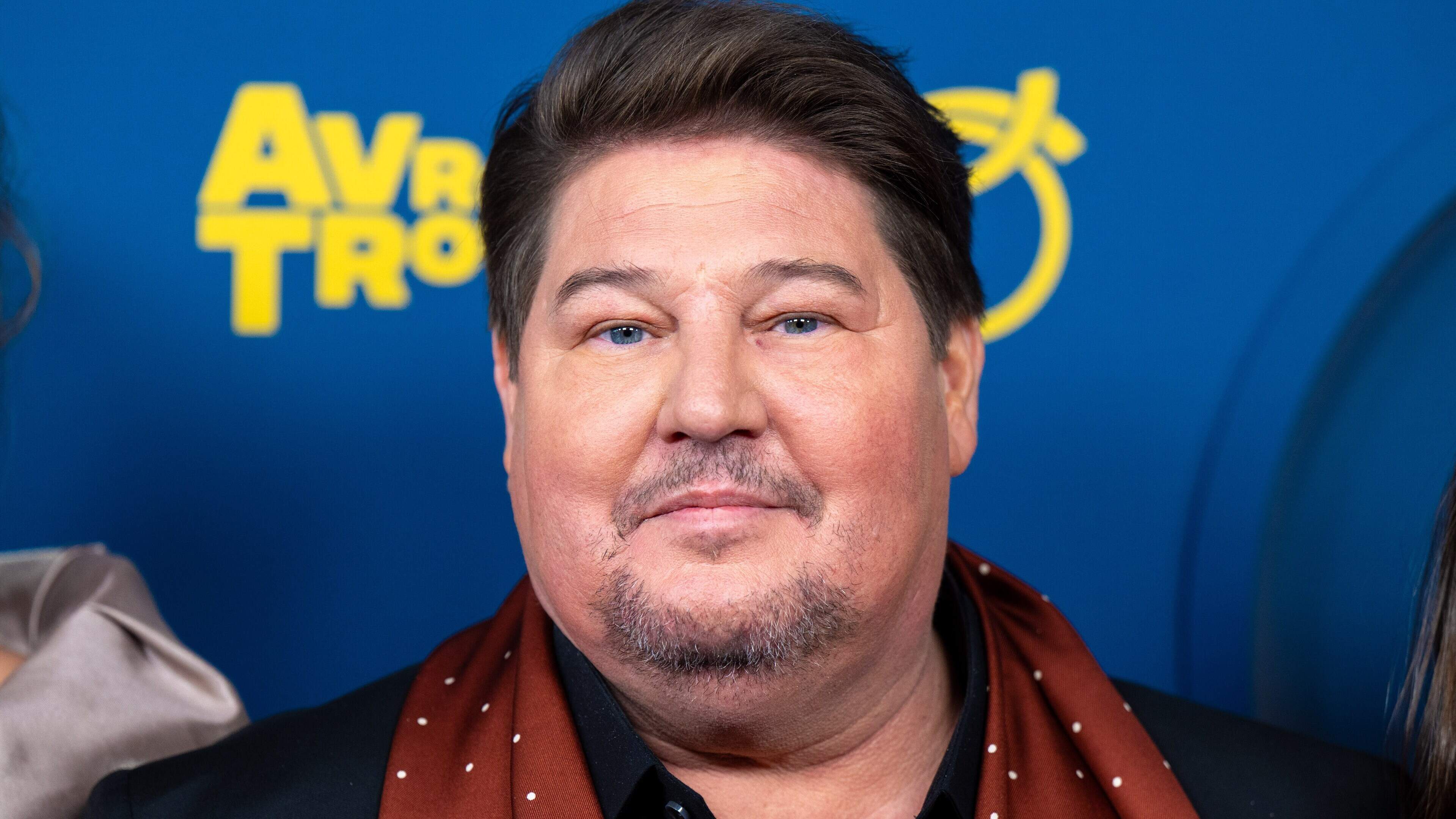 Martijn Krabbé krijgt bloemenkunstwerk van eigen hoofd