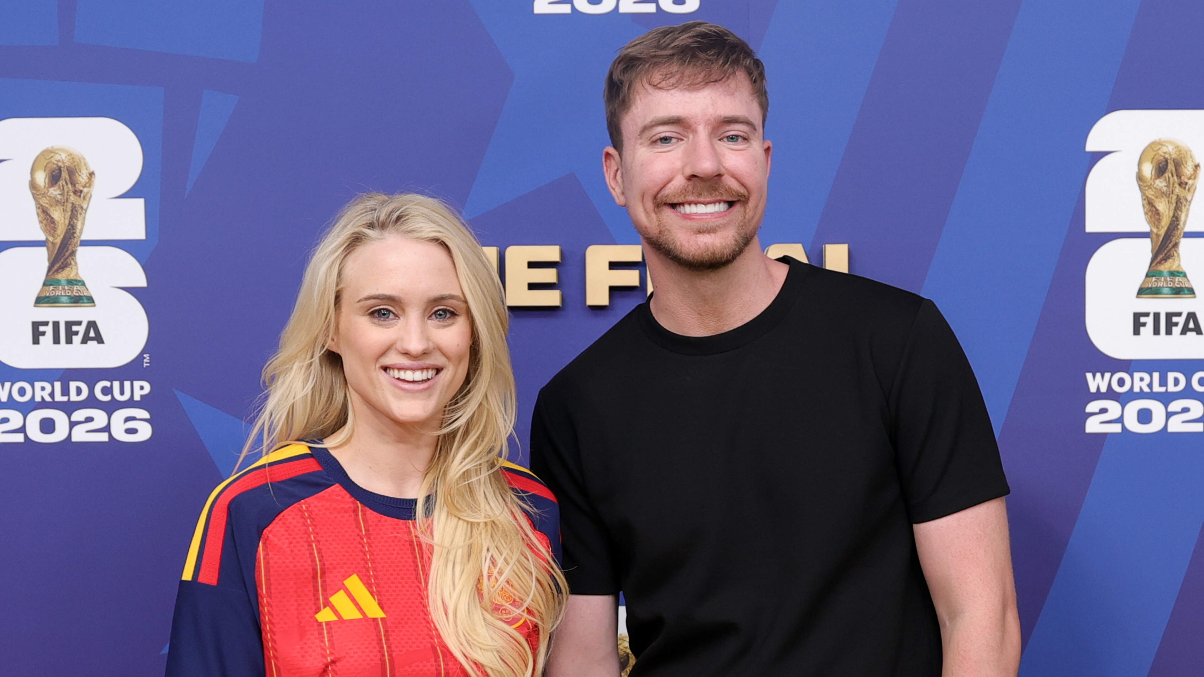 Wereldwijd bekende YouTube-ster MrBeast trouwt met Thea Booysen tijdens intieme eilandbruiloft met worteltaart en bordspellen
