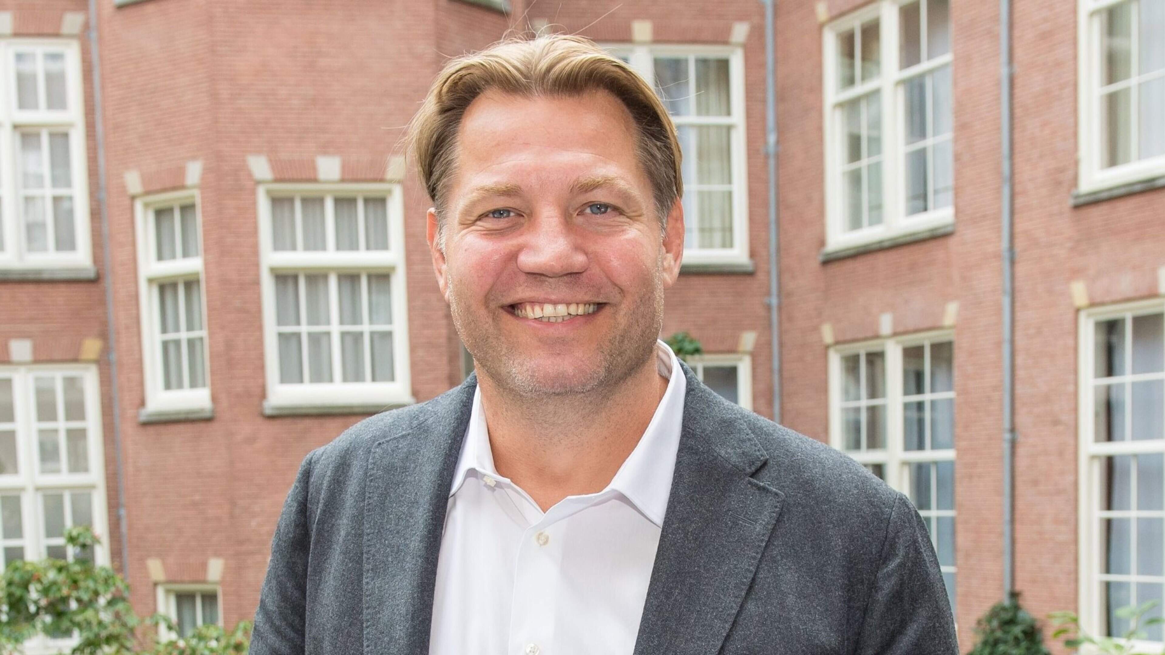 Dennis van der Geest maand na heupoperatie weer op de fiets