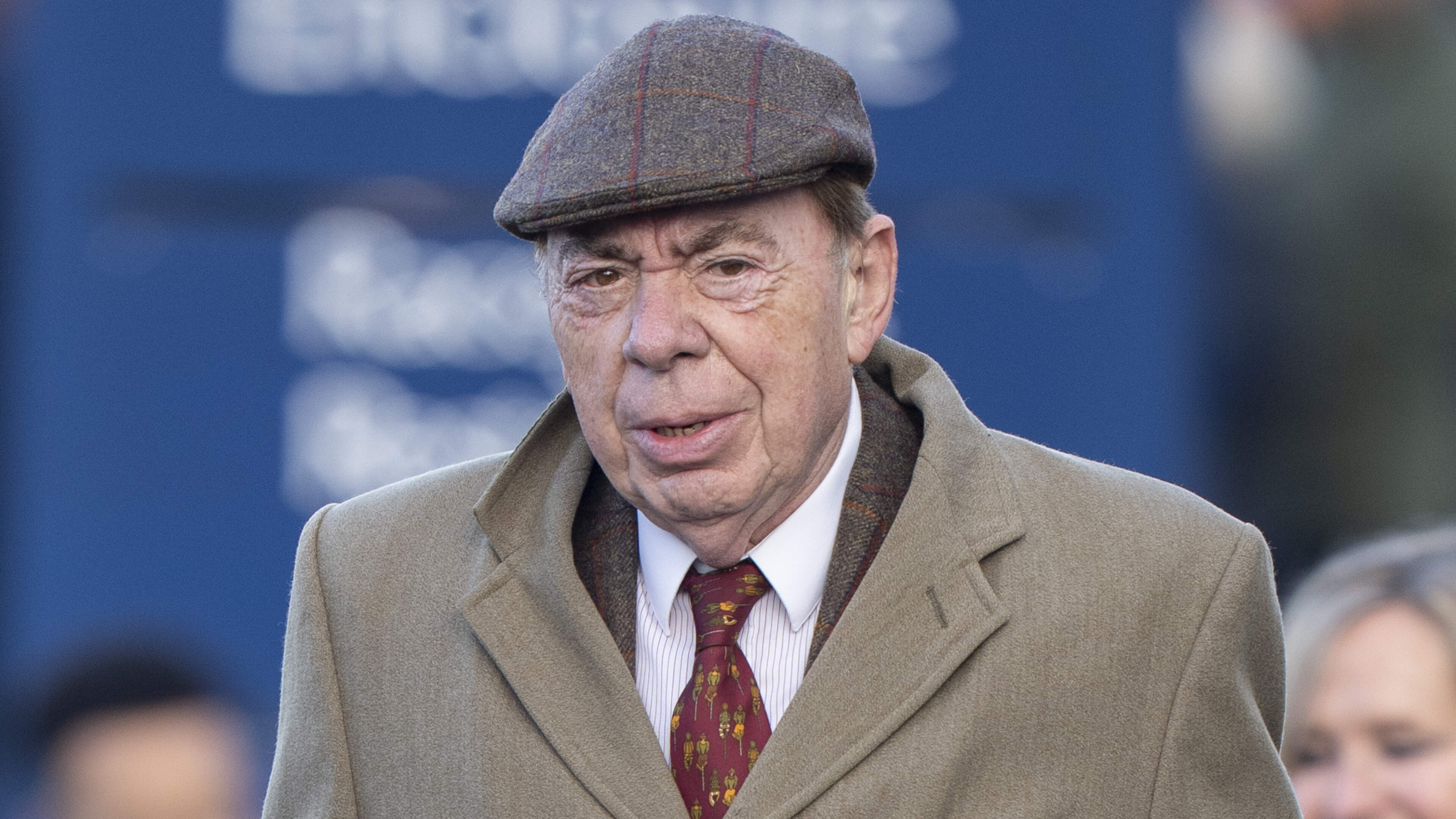 Britse musicalcomponist Andrew Lloyd Webber doorbreekt stilte over jarenlange alcoholverslaving: ’Je denkt dat niemand dit merkt, maar iedereen ziet het’