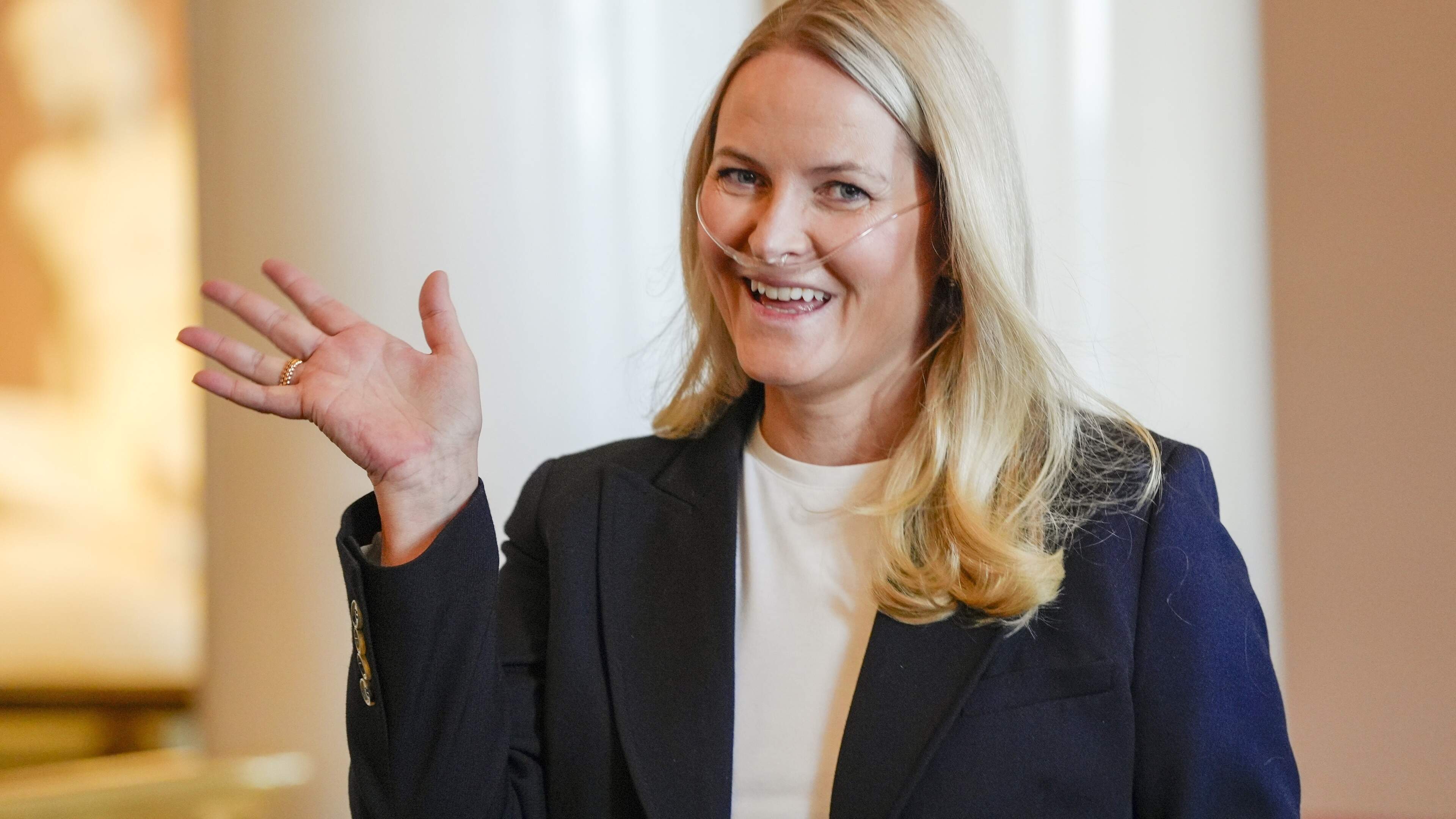 Mette-Marit met zuurstofondersteuning bij ontvangst paralympiërs